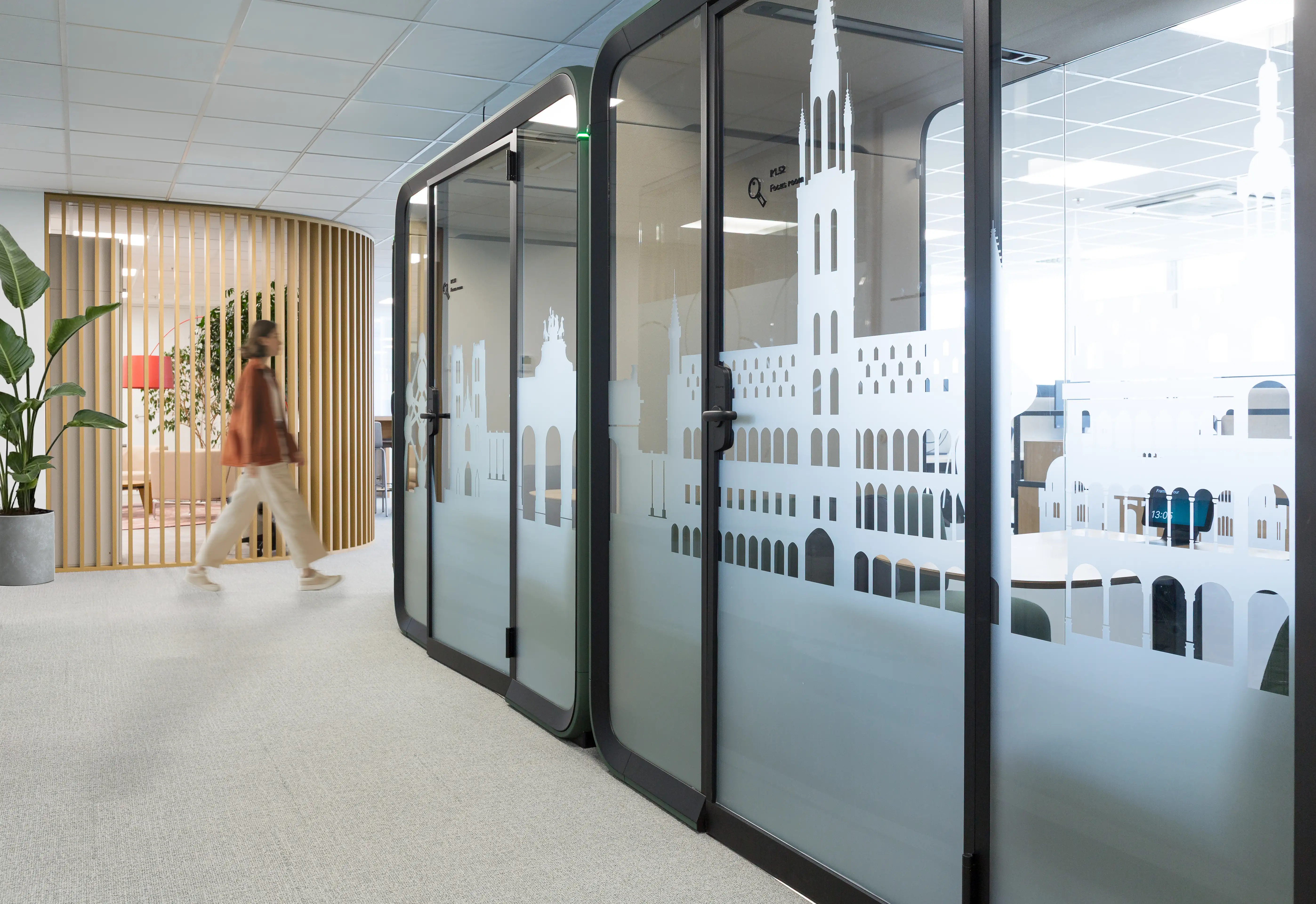 Des cabines téléphoniques avec les monuments de Bruxelles dans les bureaux de Henkel rénovés par Space Refinery