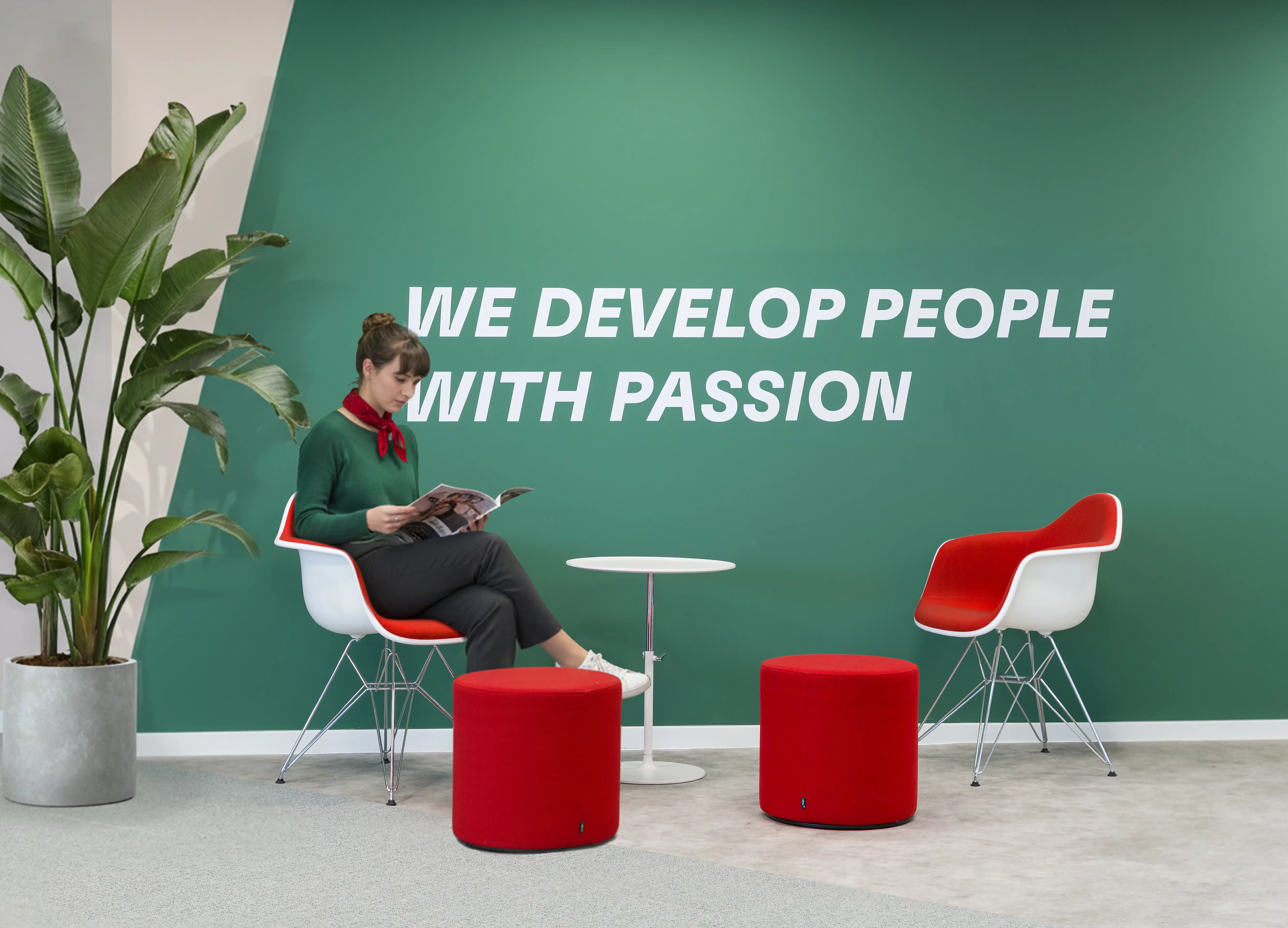 Coin de collaboration avec sièges dans les bureaux de Henkel à Bruxelles, rénovés par Space Refinery