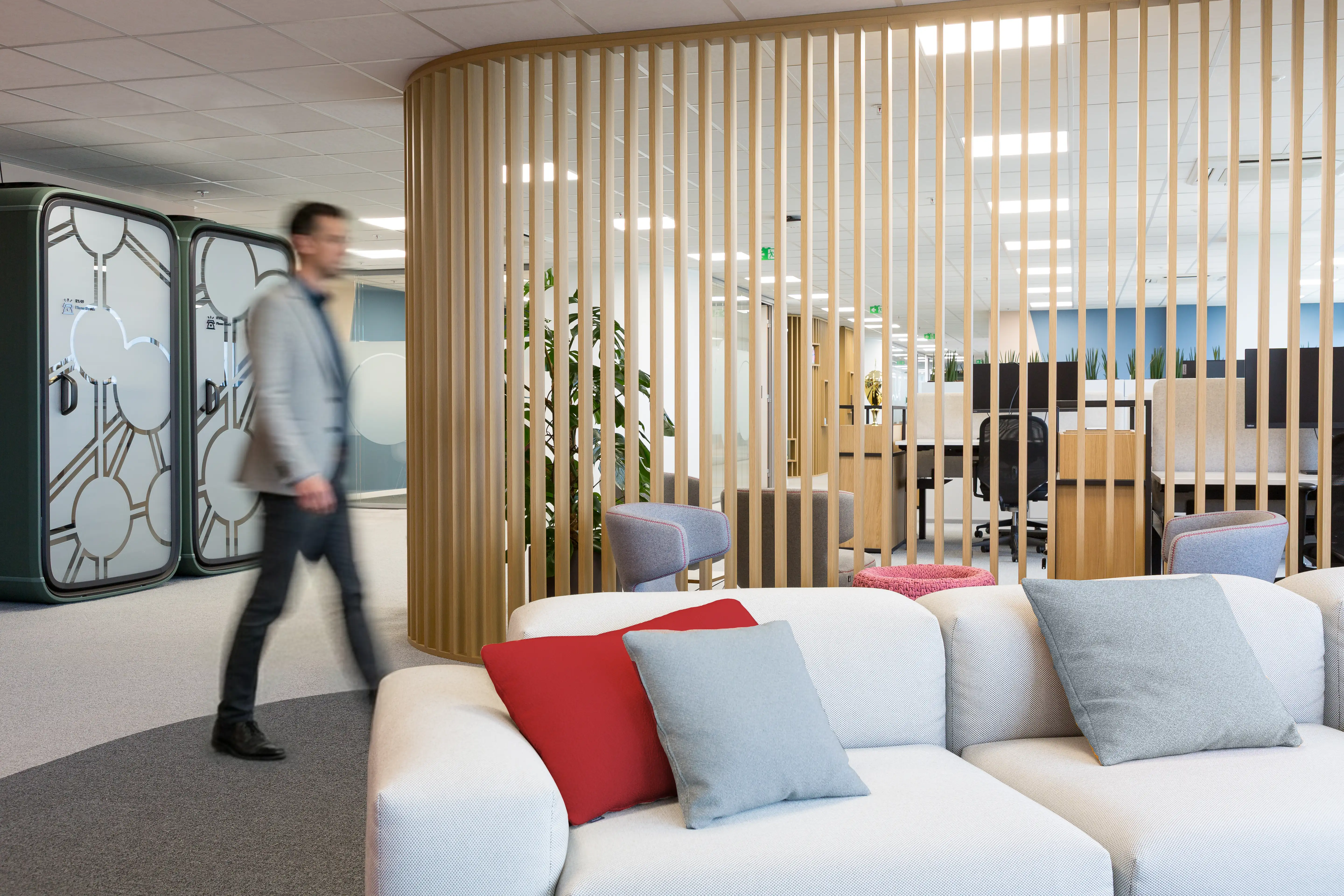 Espace de collaboration et de jeu avec canapé et treliss dans les bureaux bruxellois de Henkel rénovés par Space Refinery