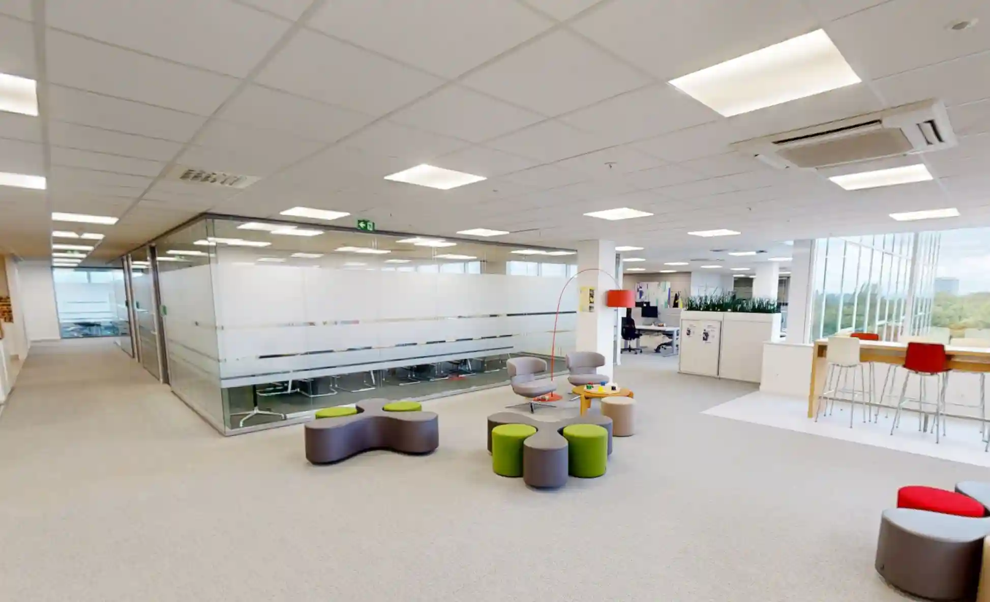 Avant l'espace communautaire du bureau bruxellois de Henkel rénové par Space Refinery