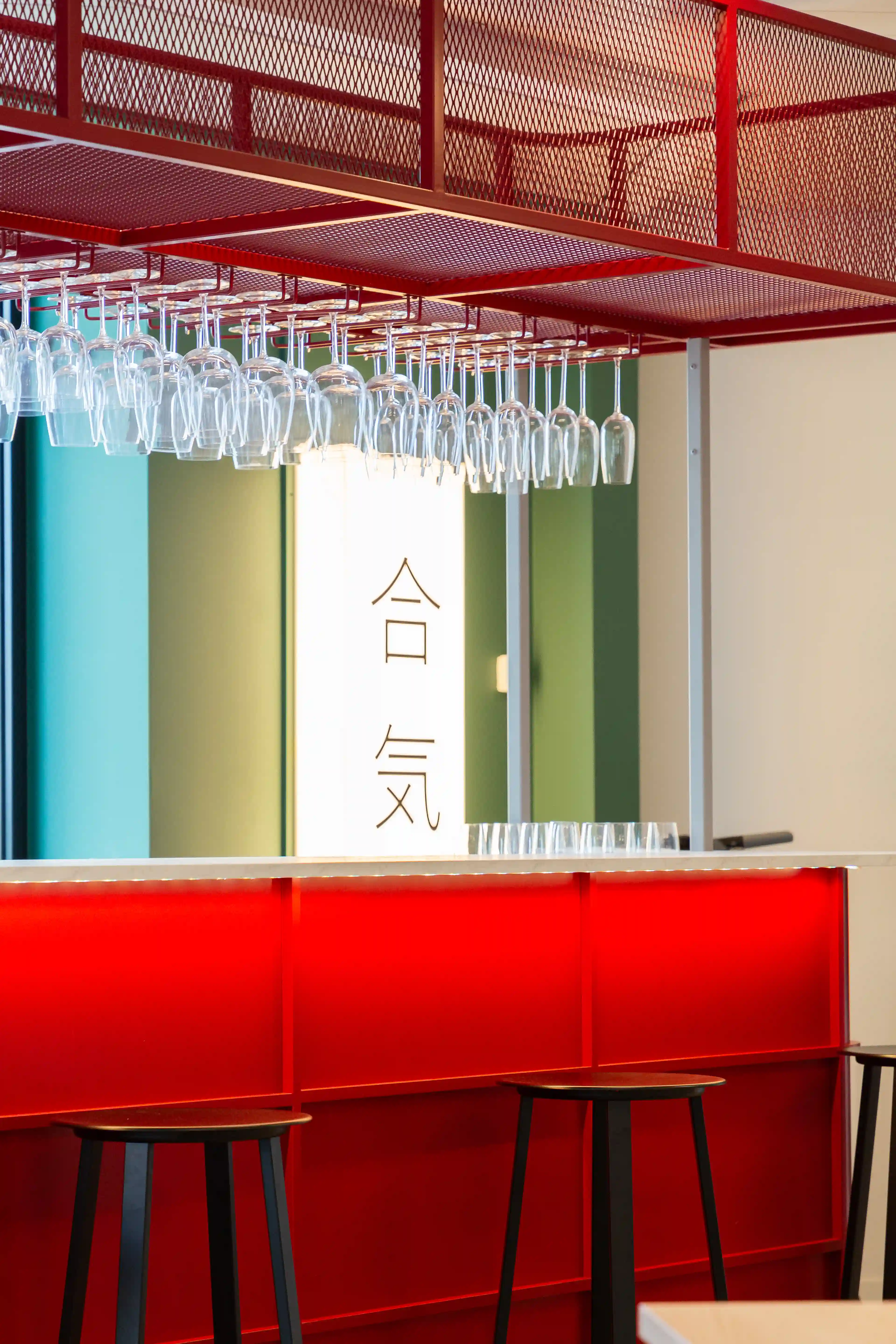 Zone rouge dans les nouveaux bureaux d'Aikido Security à Gand, conçus et construits par Space Refinery