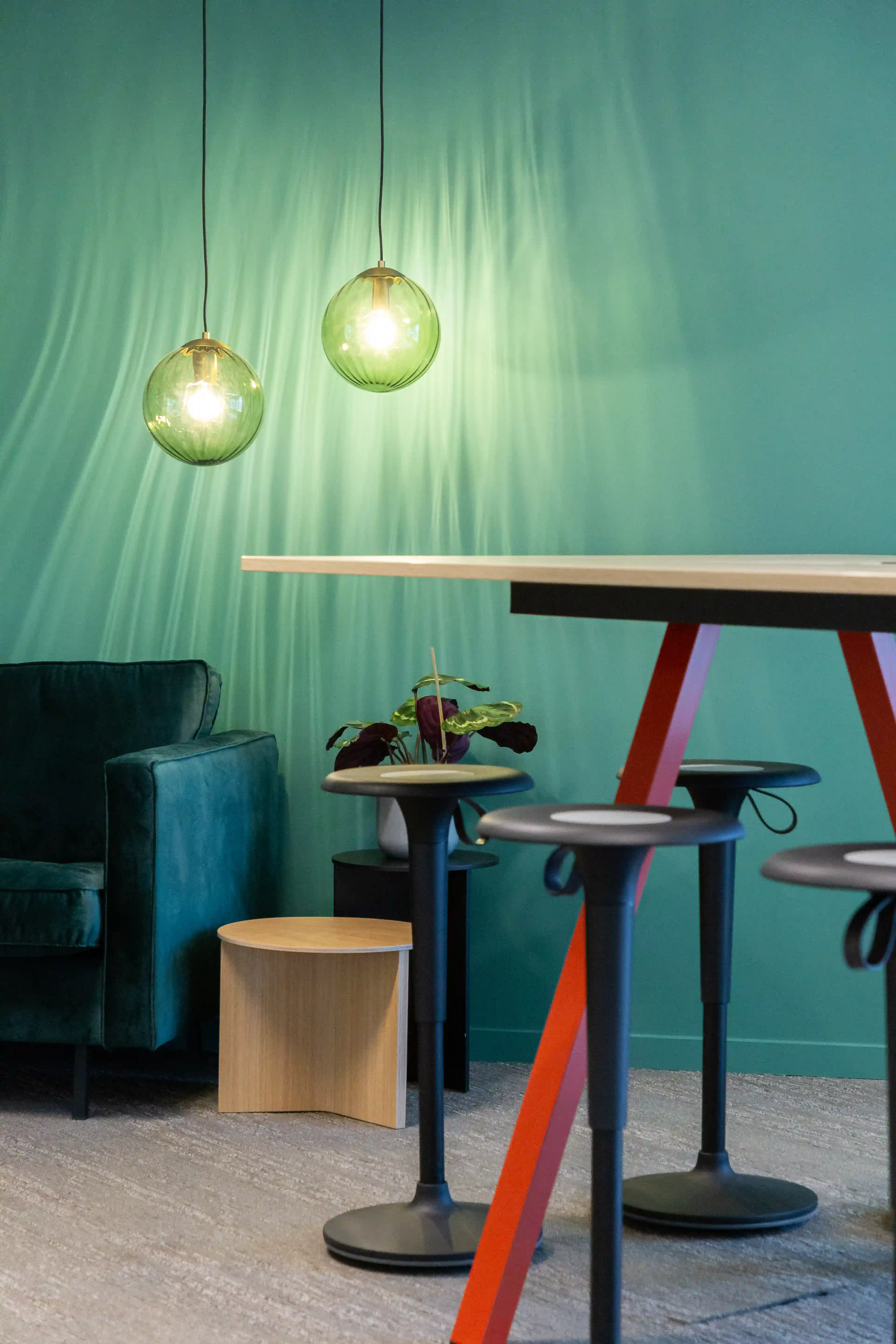 Table haute pour les réunions dans les nouveaux bureaux d'Aikido Security à Gand, par Space Refinery