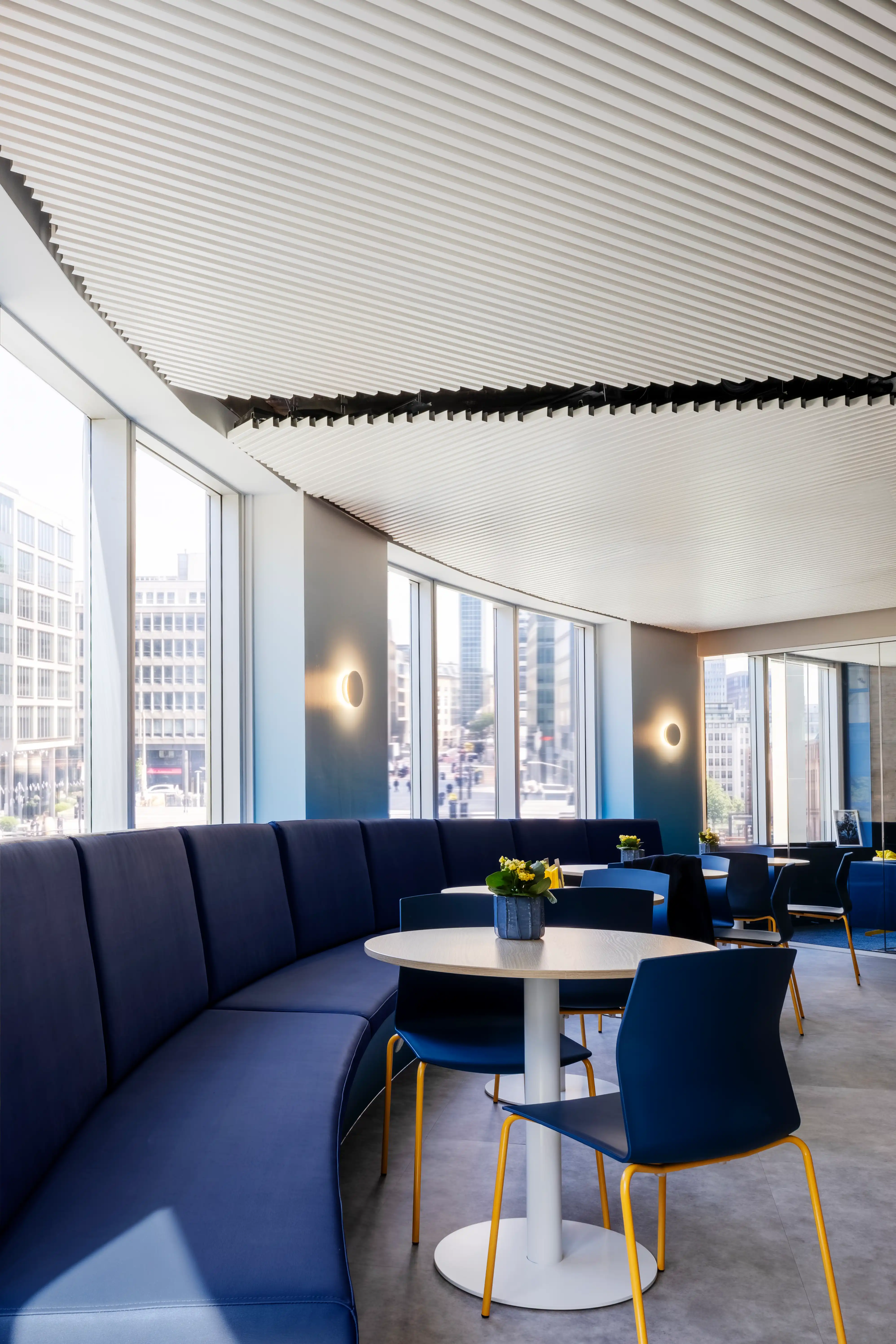 Gebogen bank in de gezellige kantine van de nieuwe werkruimte van Video Games Europe