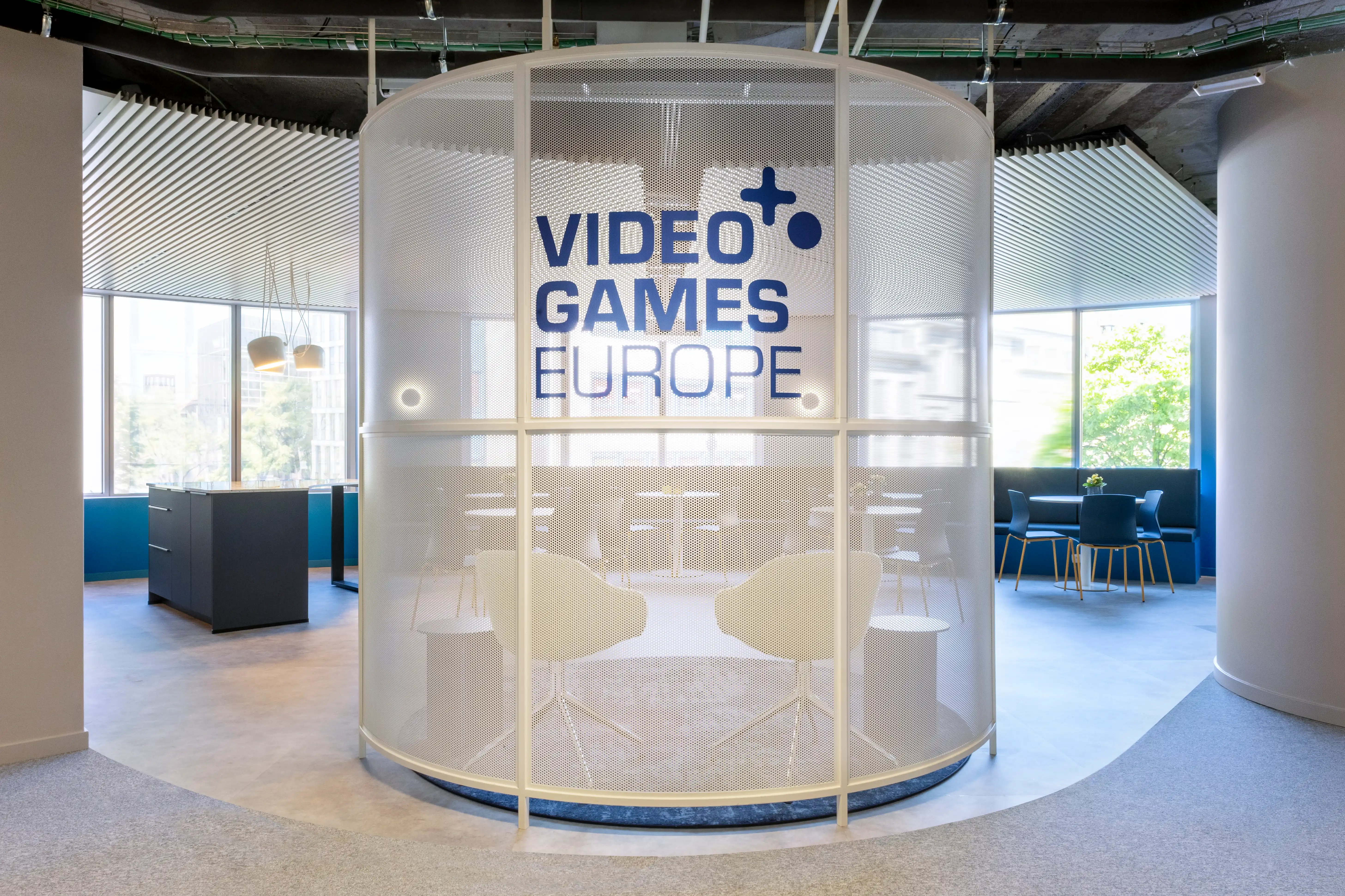 Opschrift met bedrijfslogo op de scheidingswand in de nieuwe werkruimte van Video Games Europe