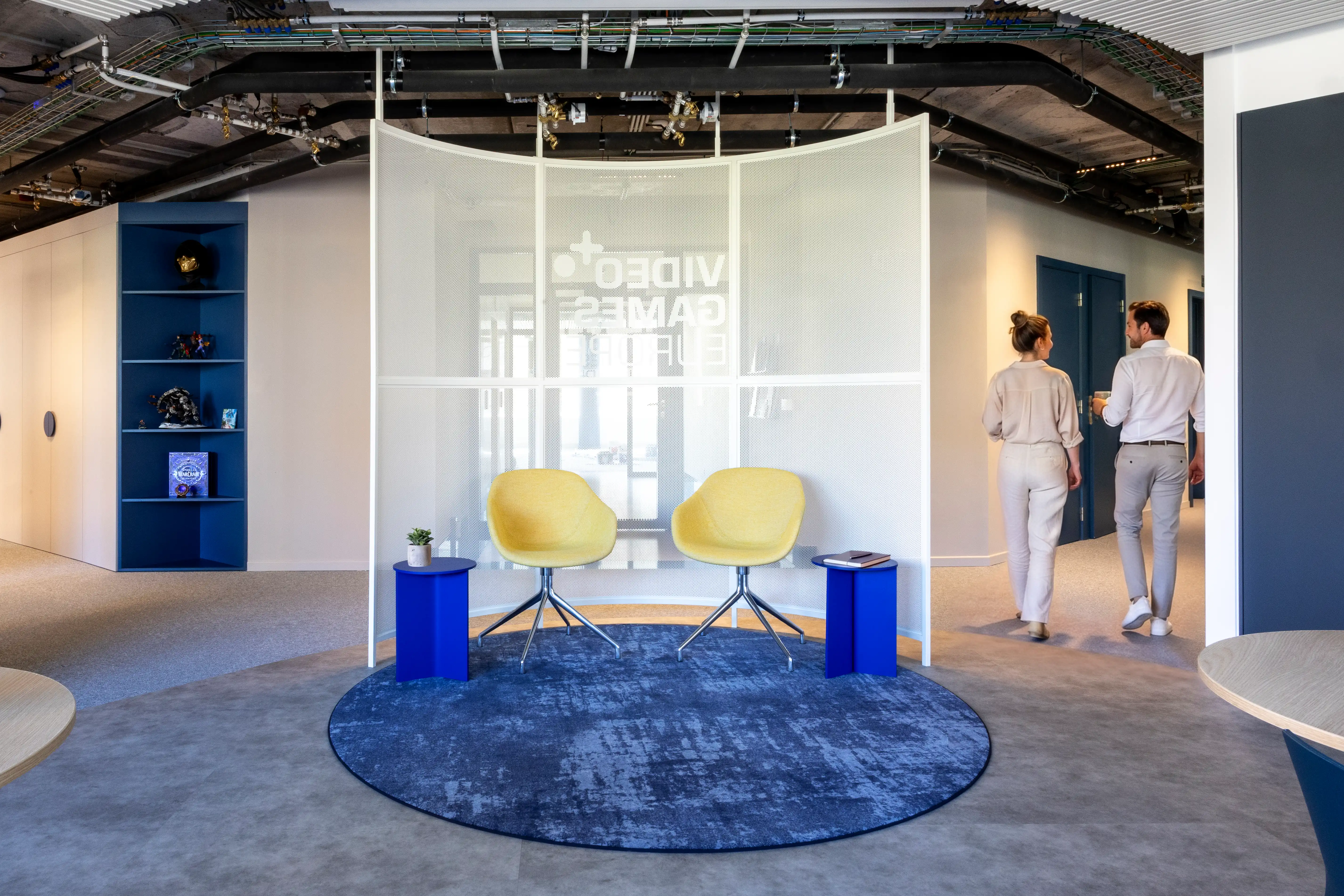 Lounge bij de scheidingswand bij de ingang van de nieuwe werkruimte van Video Games Europe