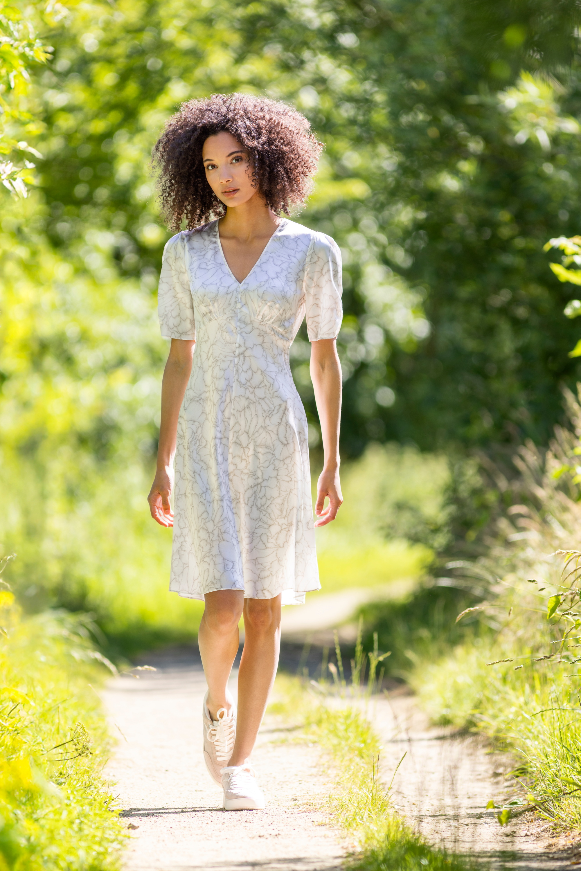 Fashionfoto: eigt eine Frau mit blauem Blazer und weisser Hose. 