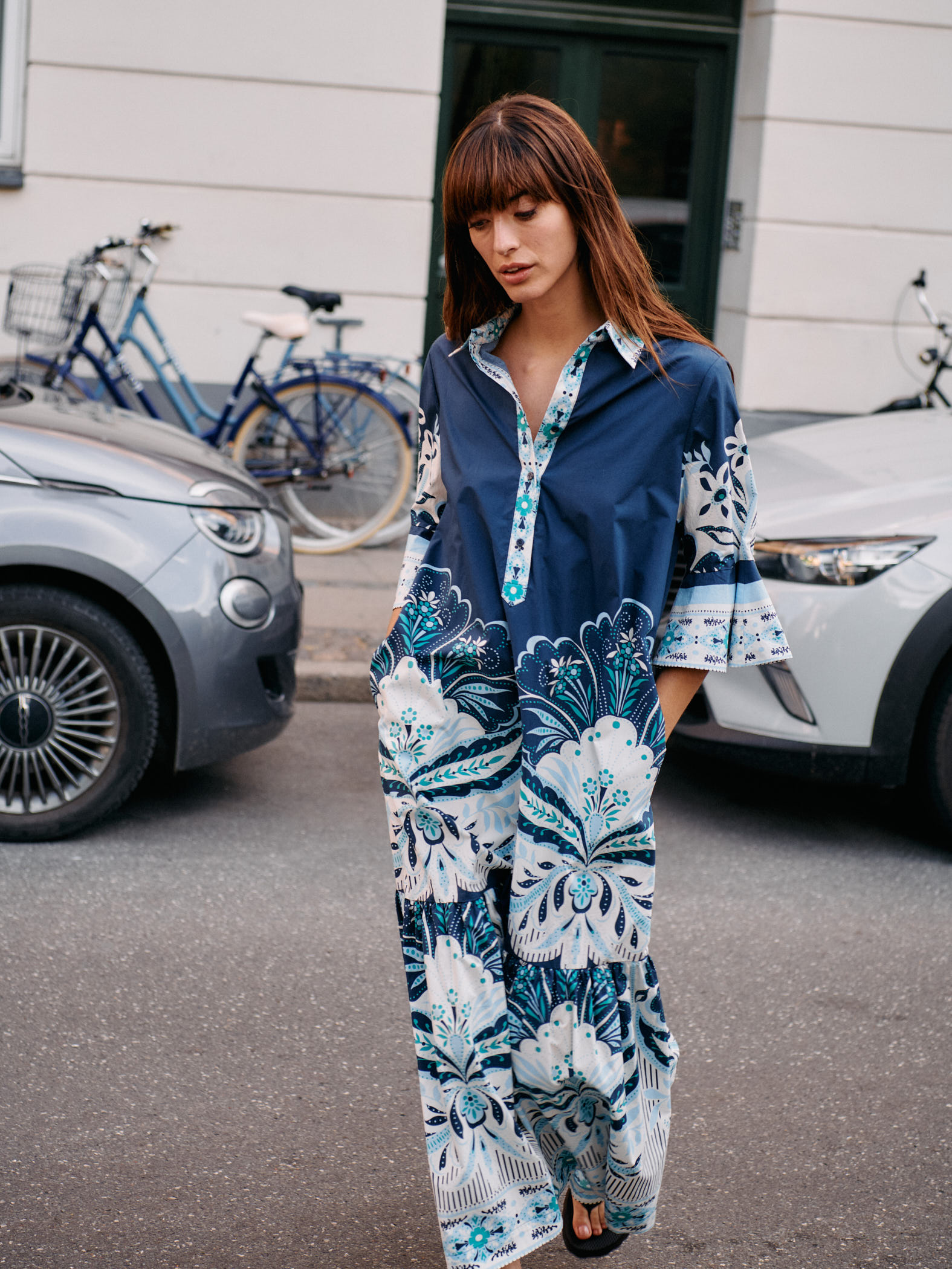 Fashionfoto: eigt eine Frau mit blauem Blazer und weisser Hose.