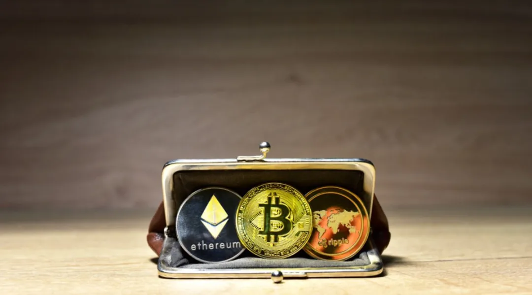 Fed Official Pushes to Let Staff Own Small Amounts of Crypto