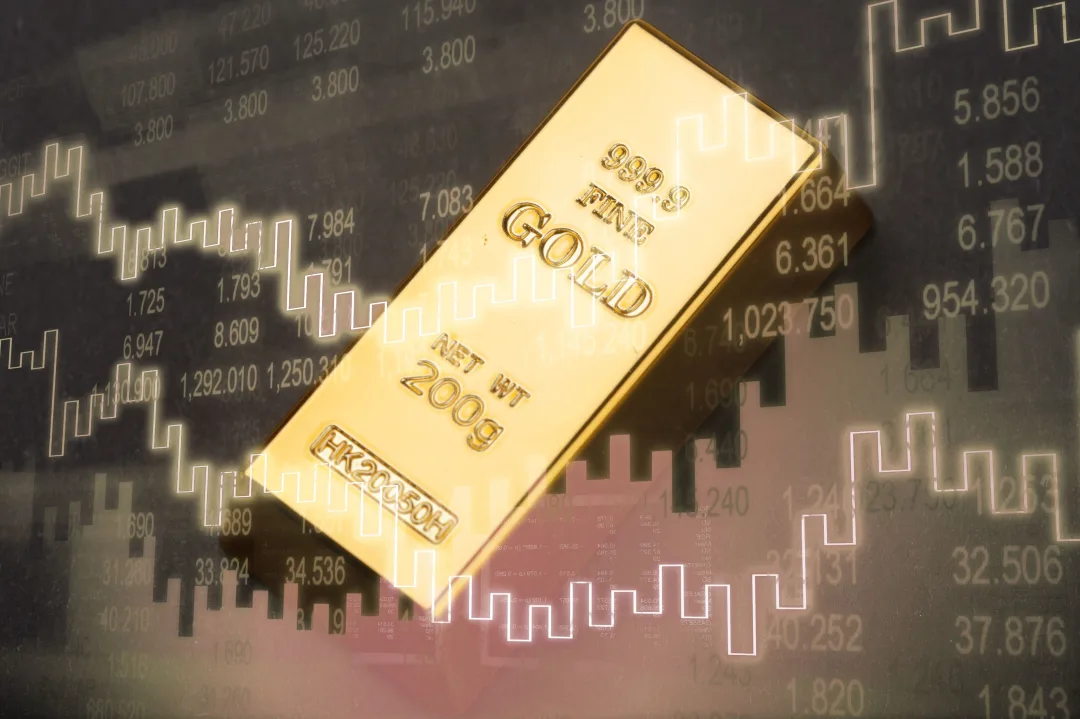 Gold Hits $3,728 as Crypto Market Suffers Major Collapse