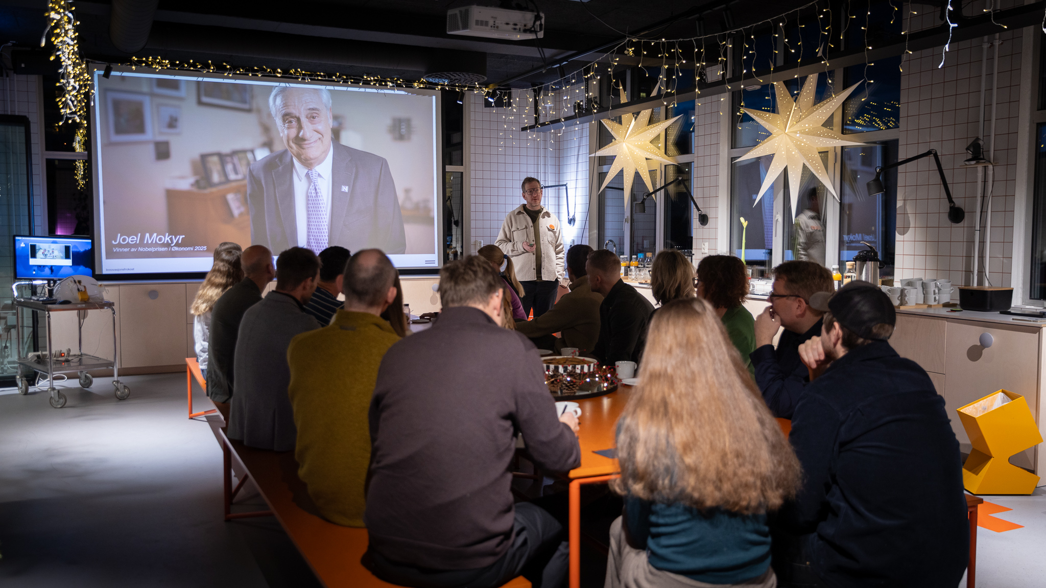 Daglig leder Ove Pryde Pettersen innleder foran en forsamling på 50 stykker i Inventas sine lokaler. 