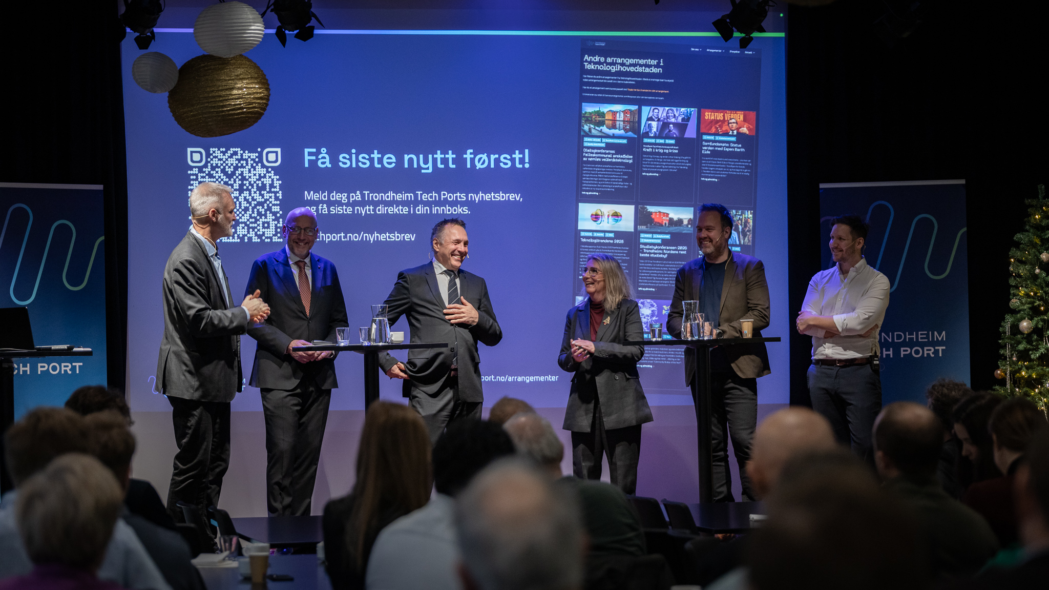 Alle panel deltakerene på scenen under panel debatten