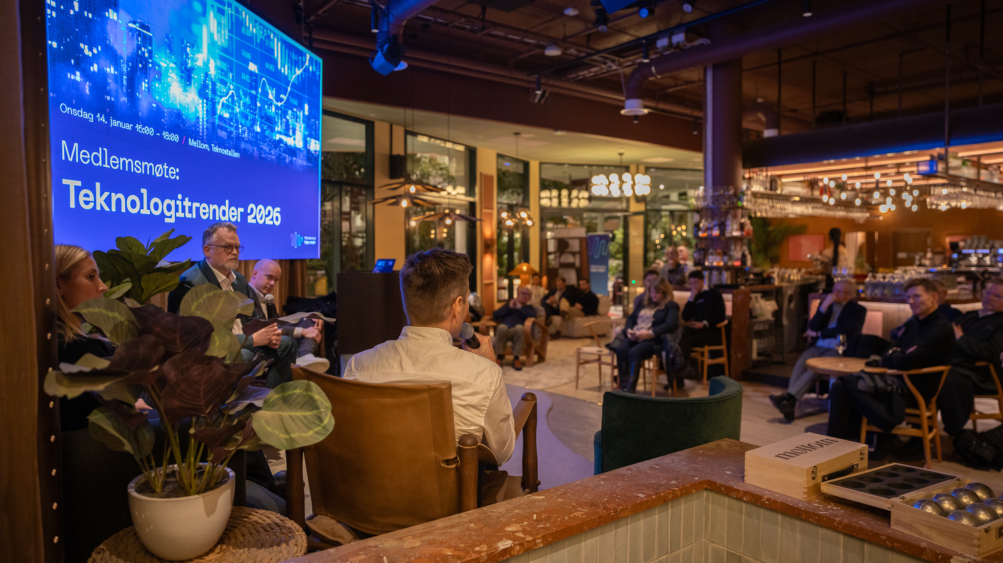 Oversiktsbilde av salen sett fra scenen, med innlederne i forgrunnen. 