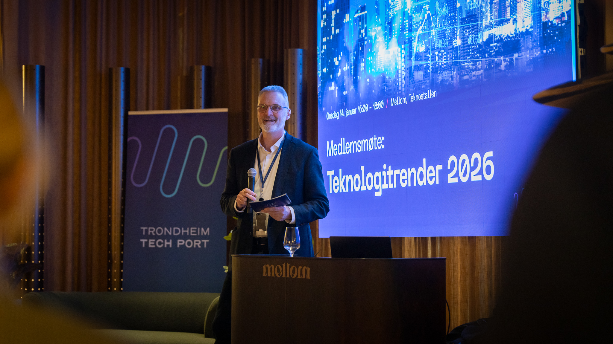 Daglig leder Erlend Solem på scenen under onsdagens medlemsmøte. 