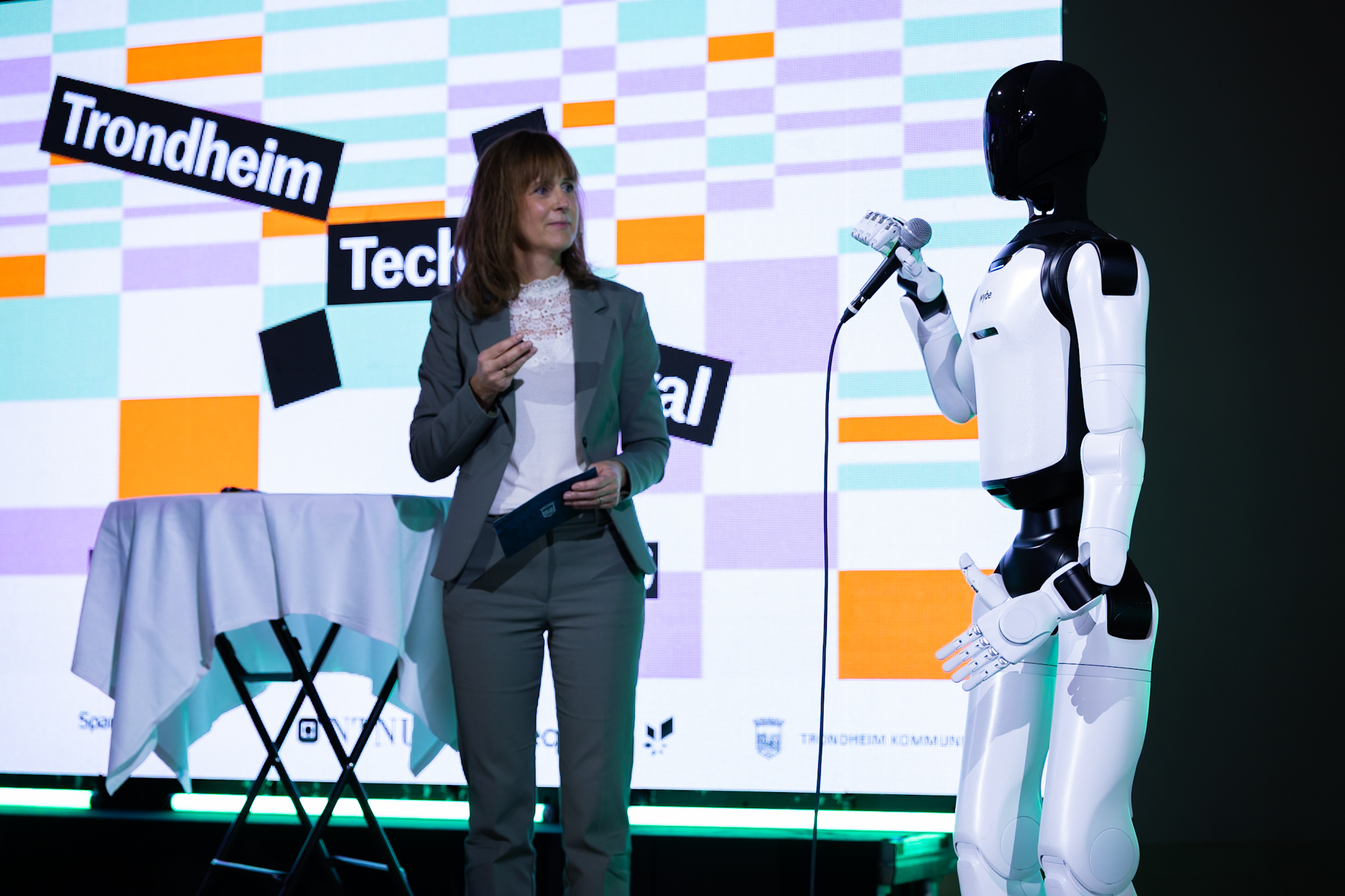 Michelle Wright intrvjuet roboten på scnen. Foto: Otto Barsten Johnsen