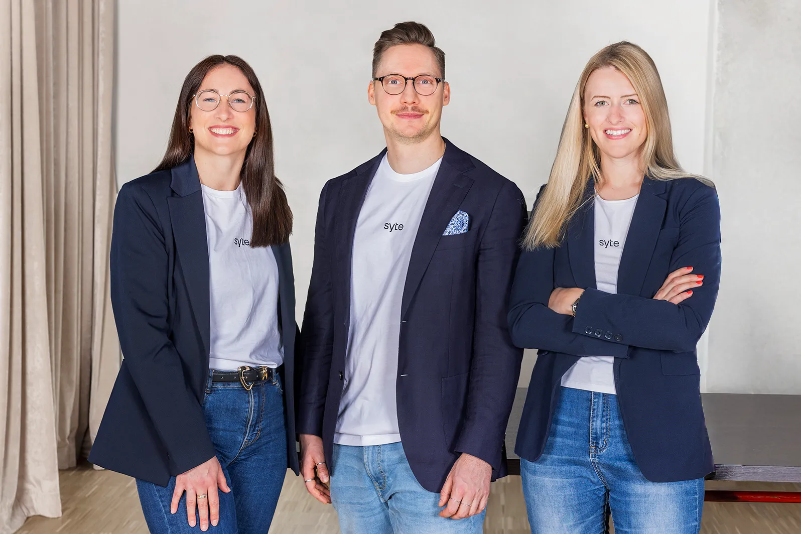 Die Key Account Manager Nilas Möllenkamp und Anika Meisters stehen angelehnt an einen Tisch.