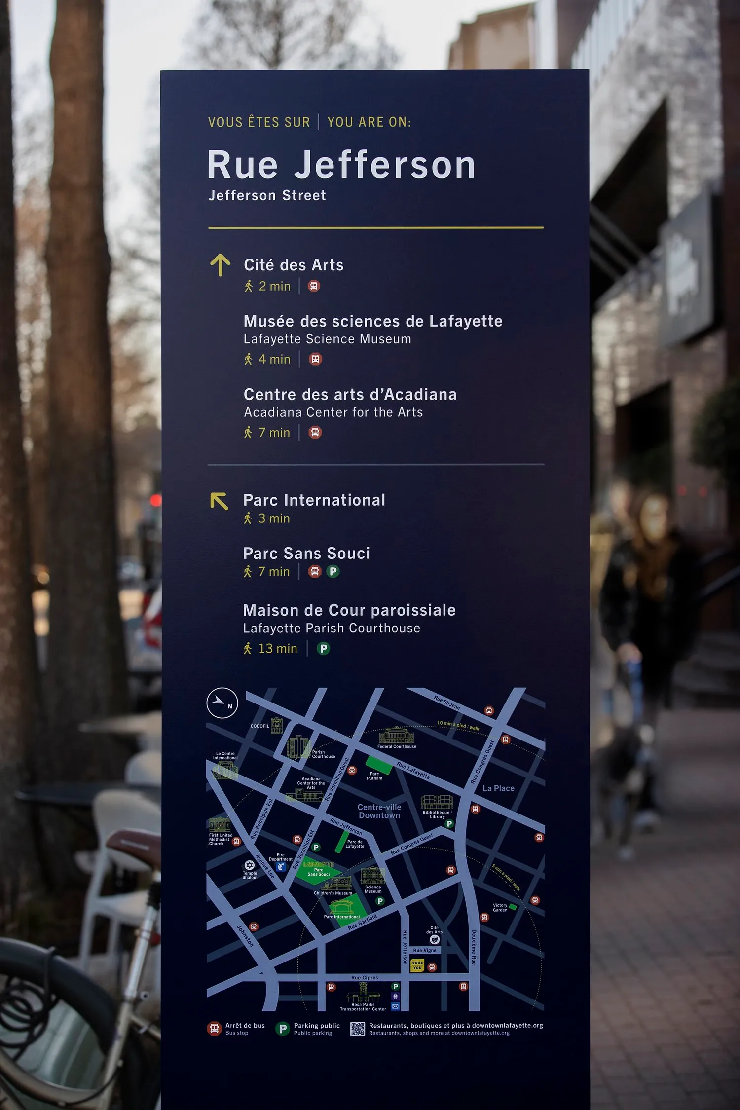 lafayette wayfinding french english totem