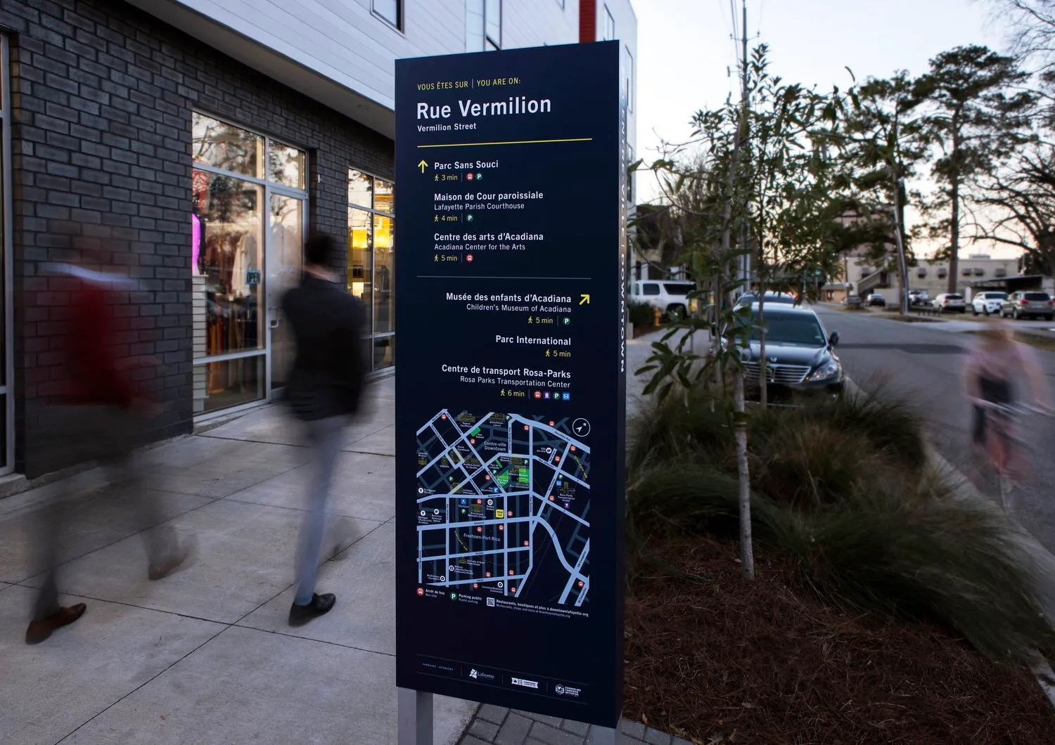 lafayette wayfinding french english totem