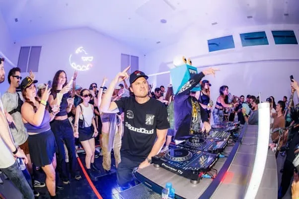 TuneCore vs. SoundCloud: A Complete Comparison for Independent Artists