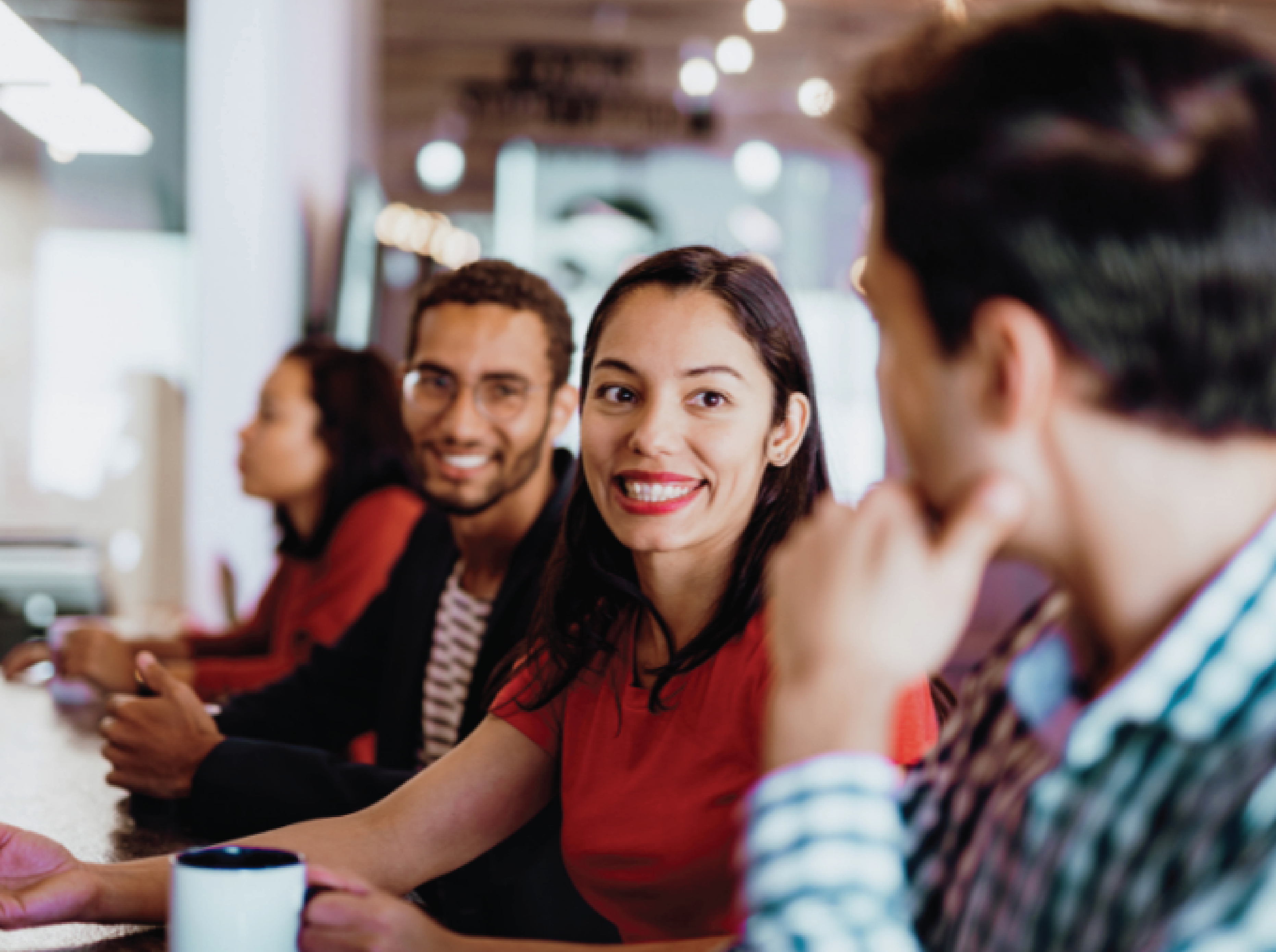 Compañeros de trabajo comiendo juntos para mejorar ambiente laboral