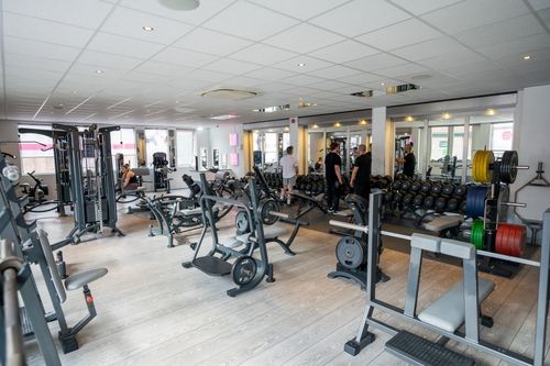 Sportende collega's tijdens bedrijfsfitness