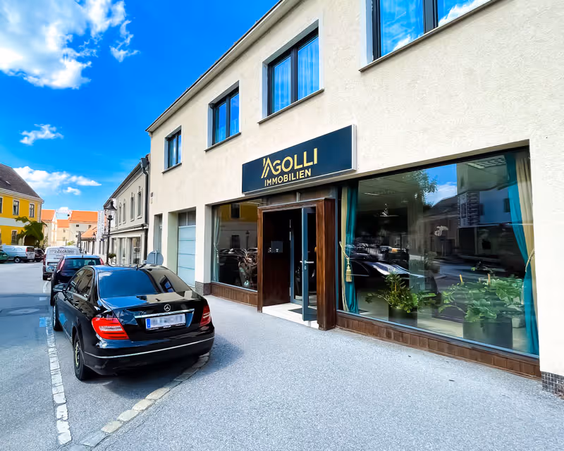 Eingang zum Büro von Agolli Immobilien aus Straßensicht.