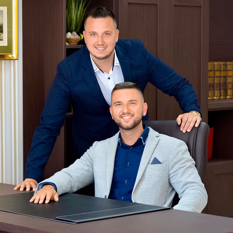 Jakup und Arian Agolli im Büro von Agolli Immobilien lächelnd.