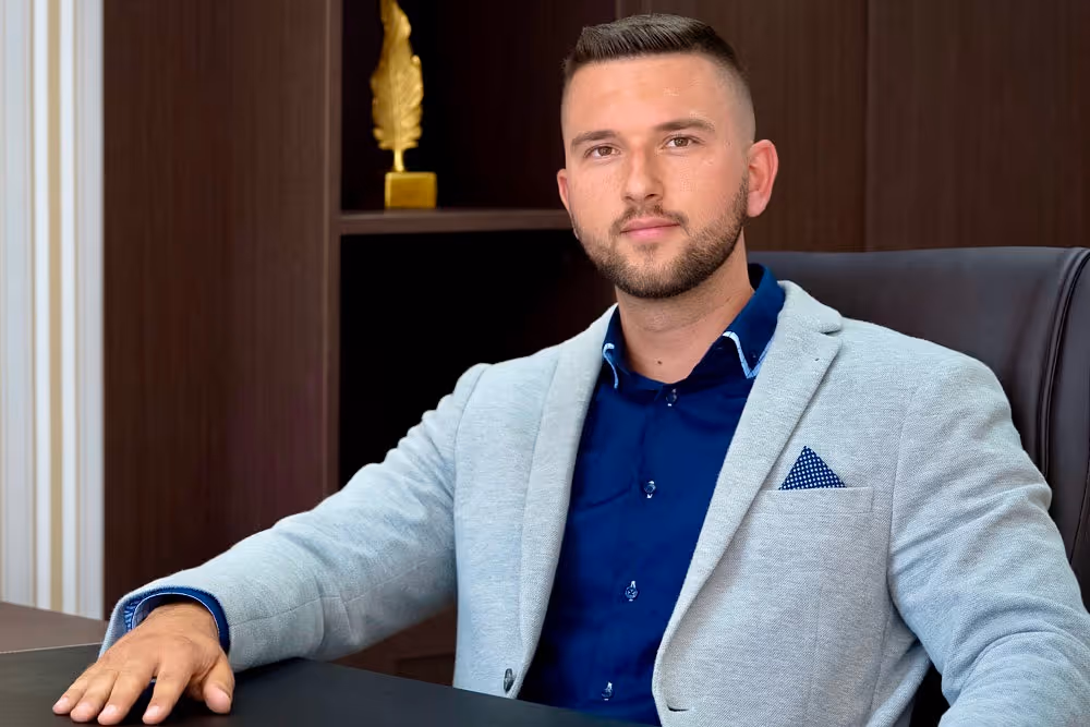 Profilová fotografia Arian Agolli sedí v kancelárii