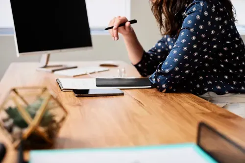 使用 .inc 網域名稱產生器工具的商務女性。