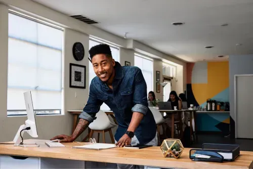 .incドメインのツールを使ってビジネスを成長させるビジネスマン