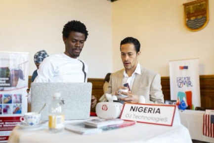 A person looking at a computerDescription automatically generated