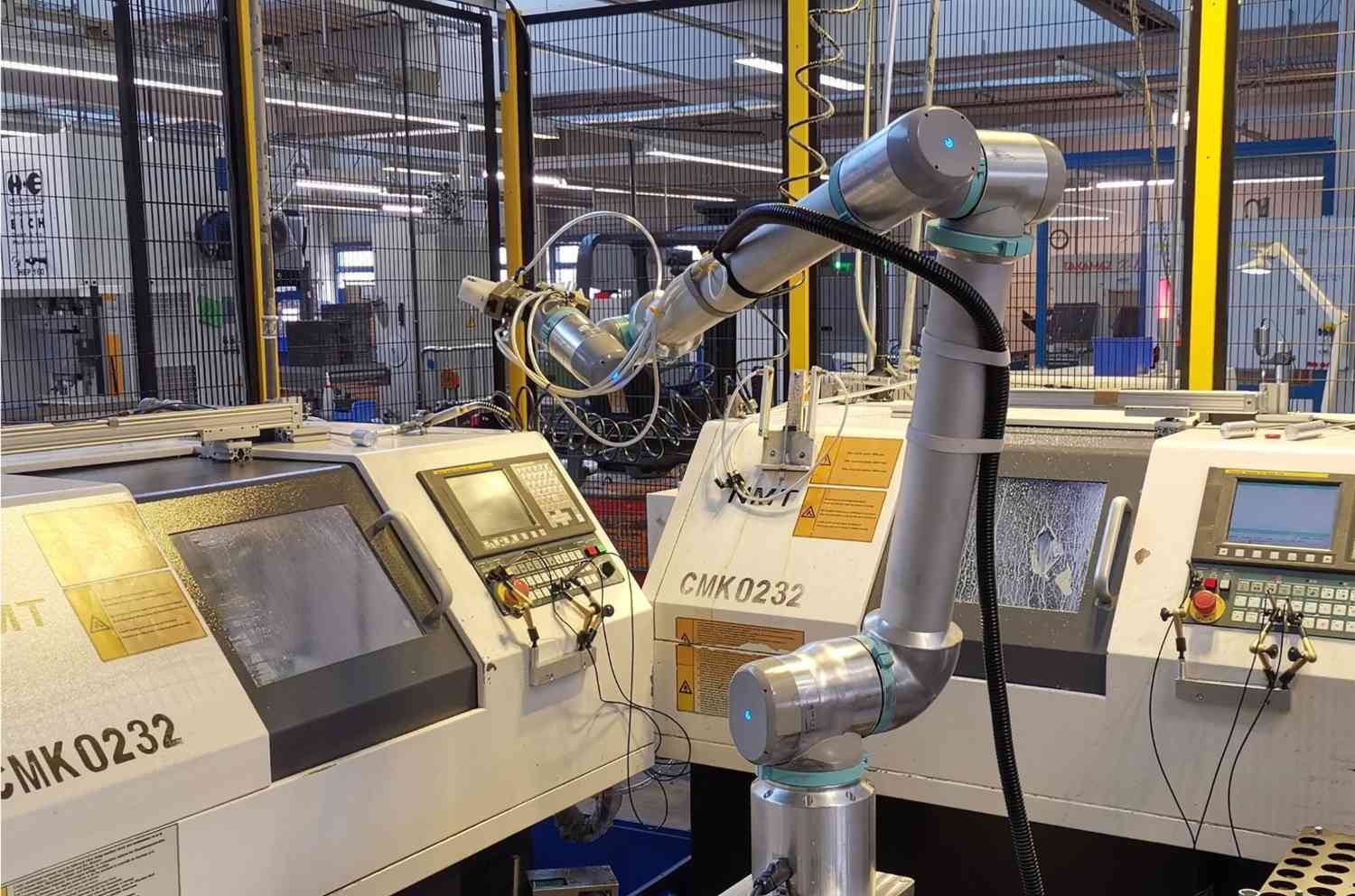 Ein kollaborativer CNC-Roboter von RobCo arbeitet autonom zwischen zwei CNC-Maschinen und übernimmt die automatisierte Be- und Entladung der Werkstücke.