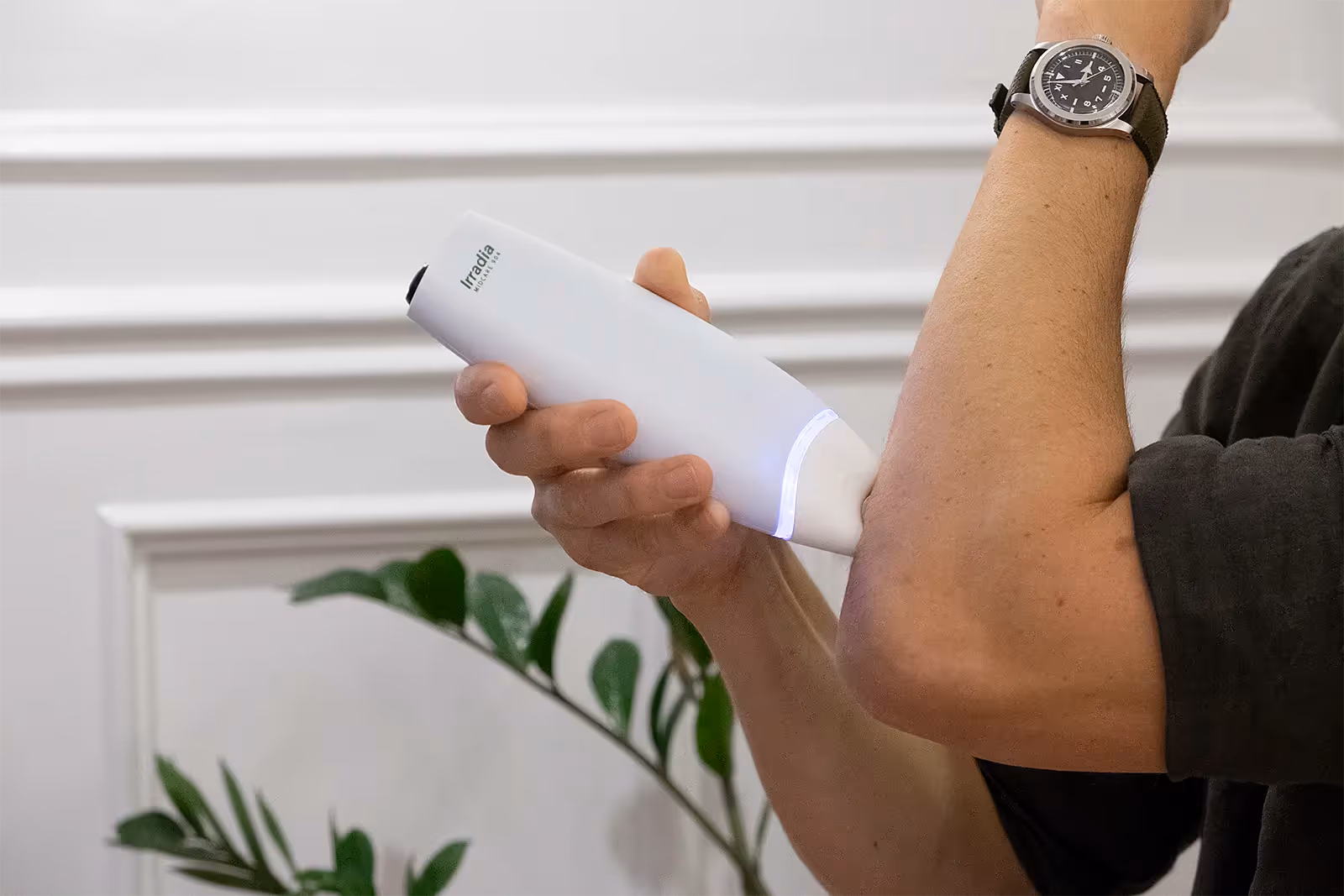 Person treating elbow with Midcare