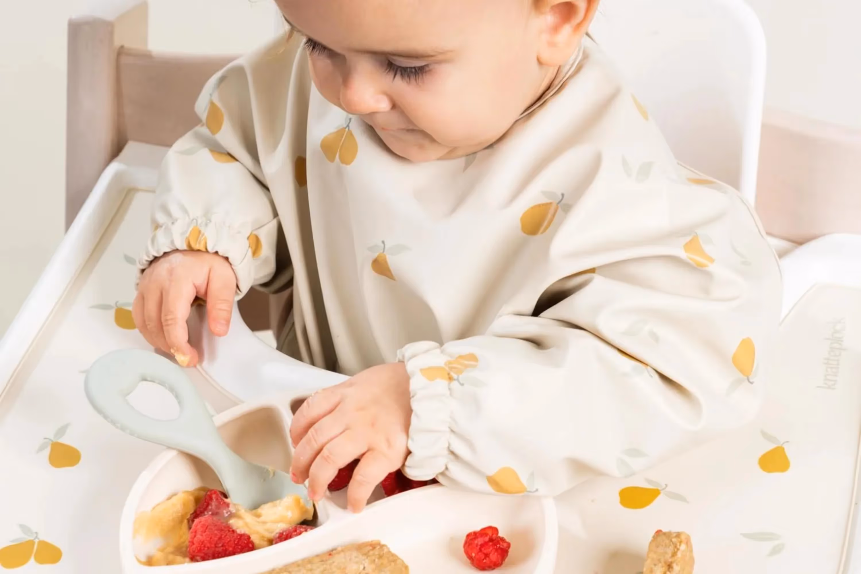 Child eating with Knatteplock's tableware