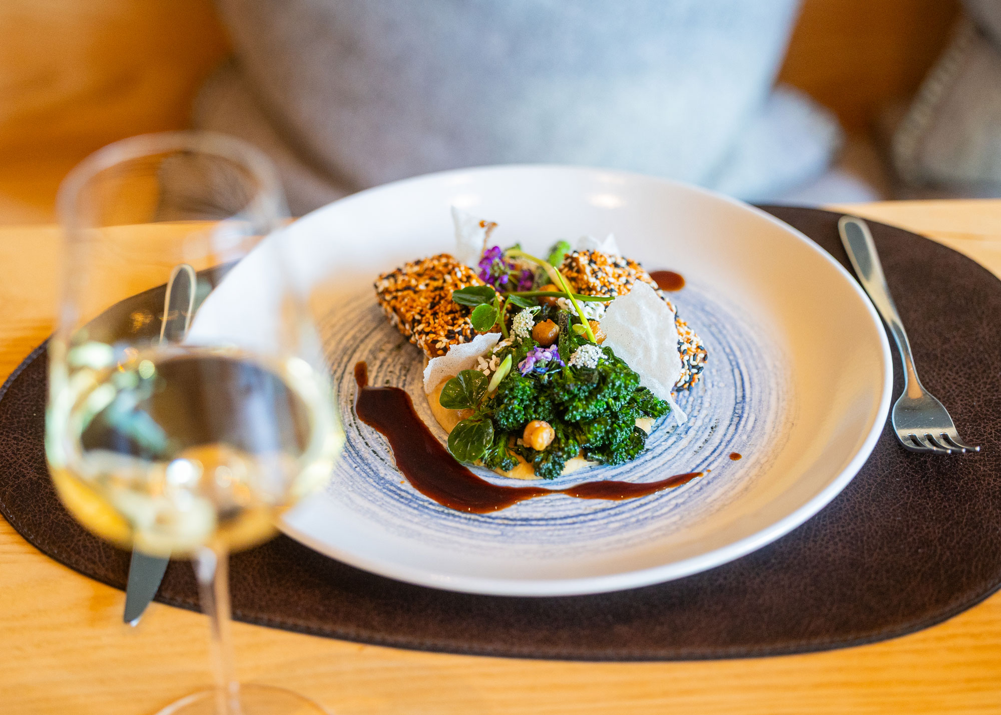 Blick über die Wiese, Trauungsbogen und Berge im Hintergrund