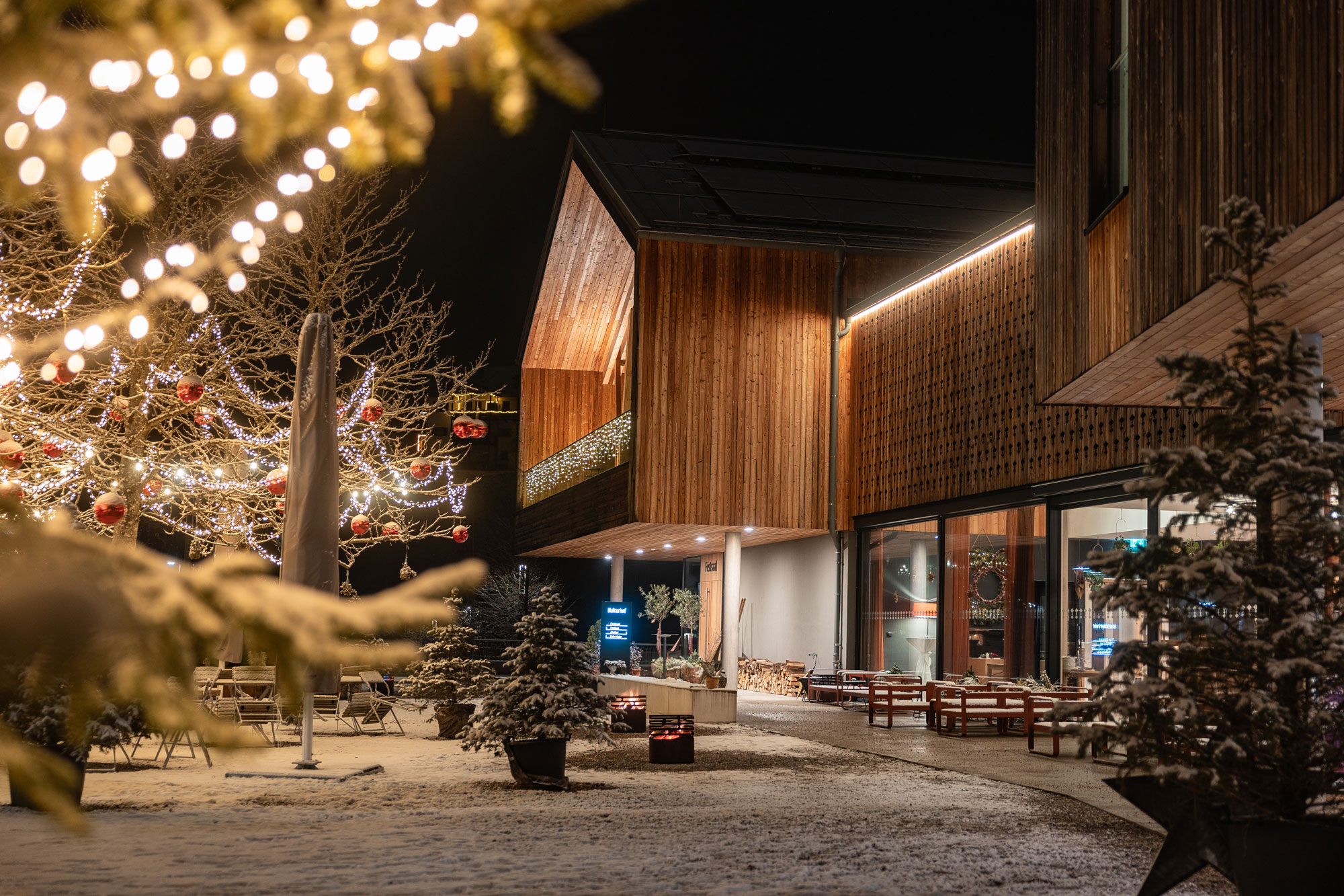 Blick über die Wiese, Trauungsbogen und Berge im Hintergrund