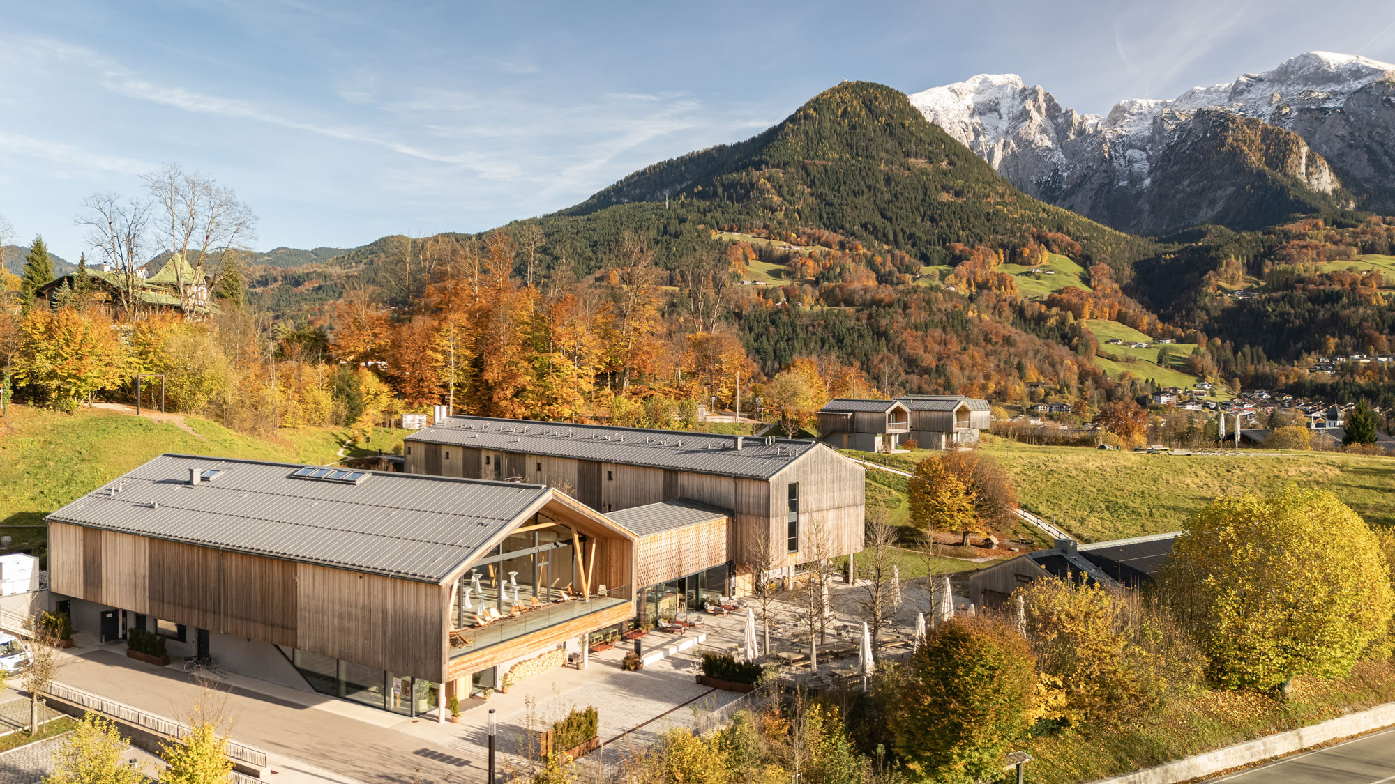 Blick über die Wiese, Trauungsbogen und Berge im Hintergrund