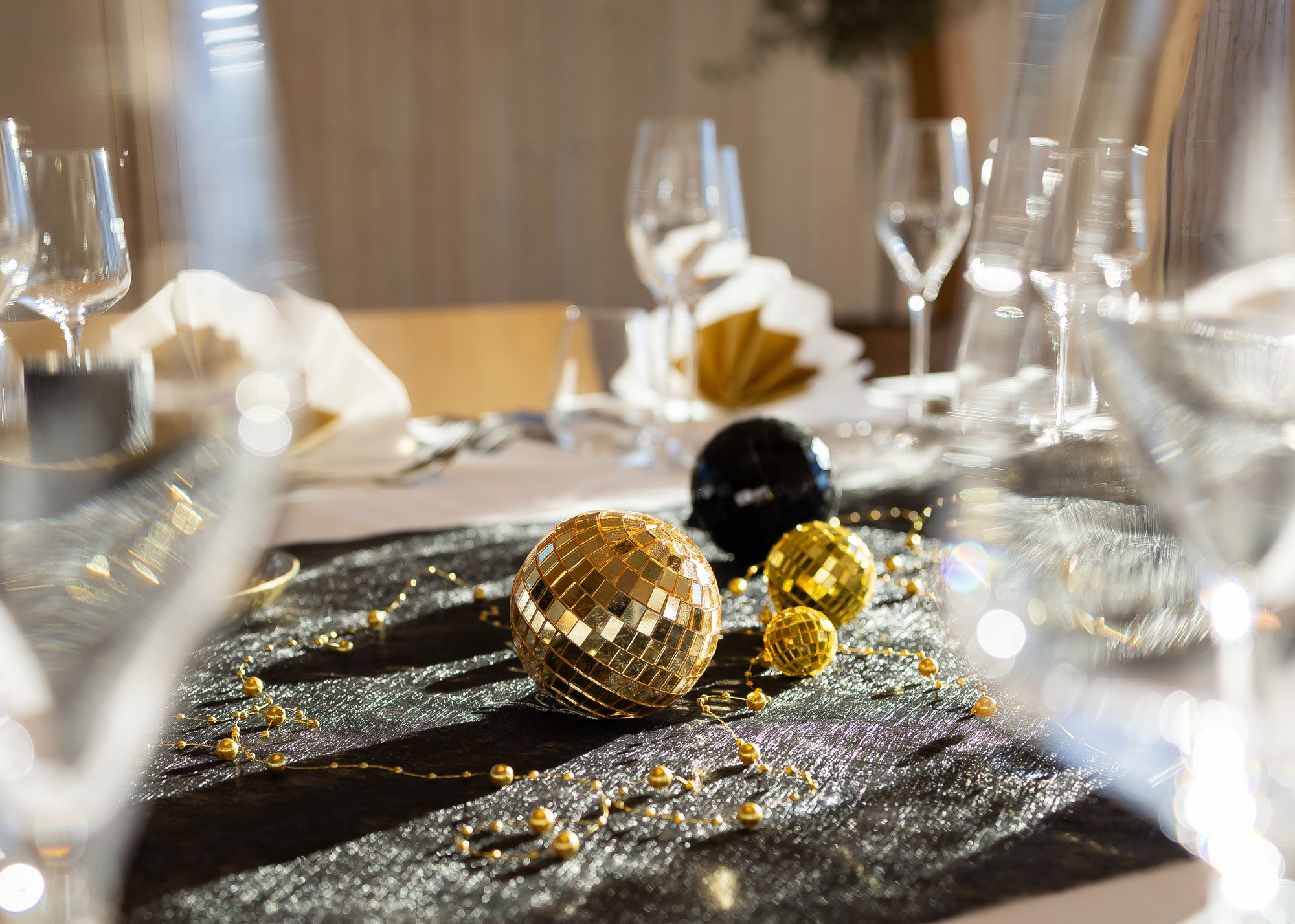 Blick über die Wiese, Trauungsbogen und Berge im Hintergrund