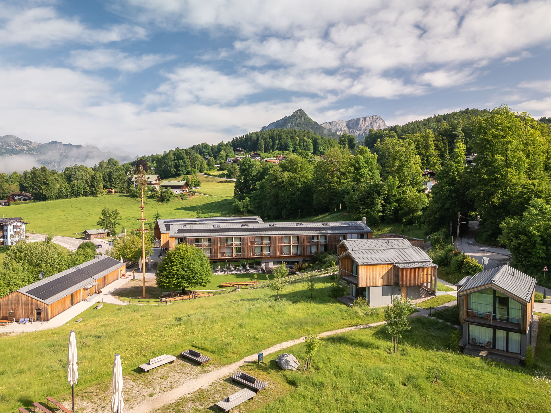 Blick über die Wiese, Trauungsbogen und Berge im Hintergrund