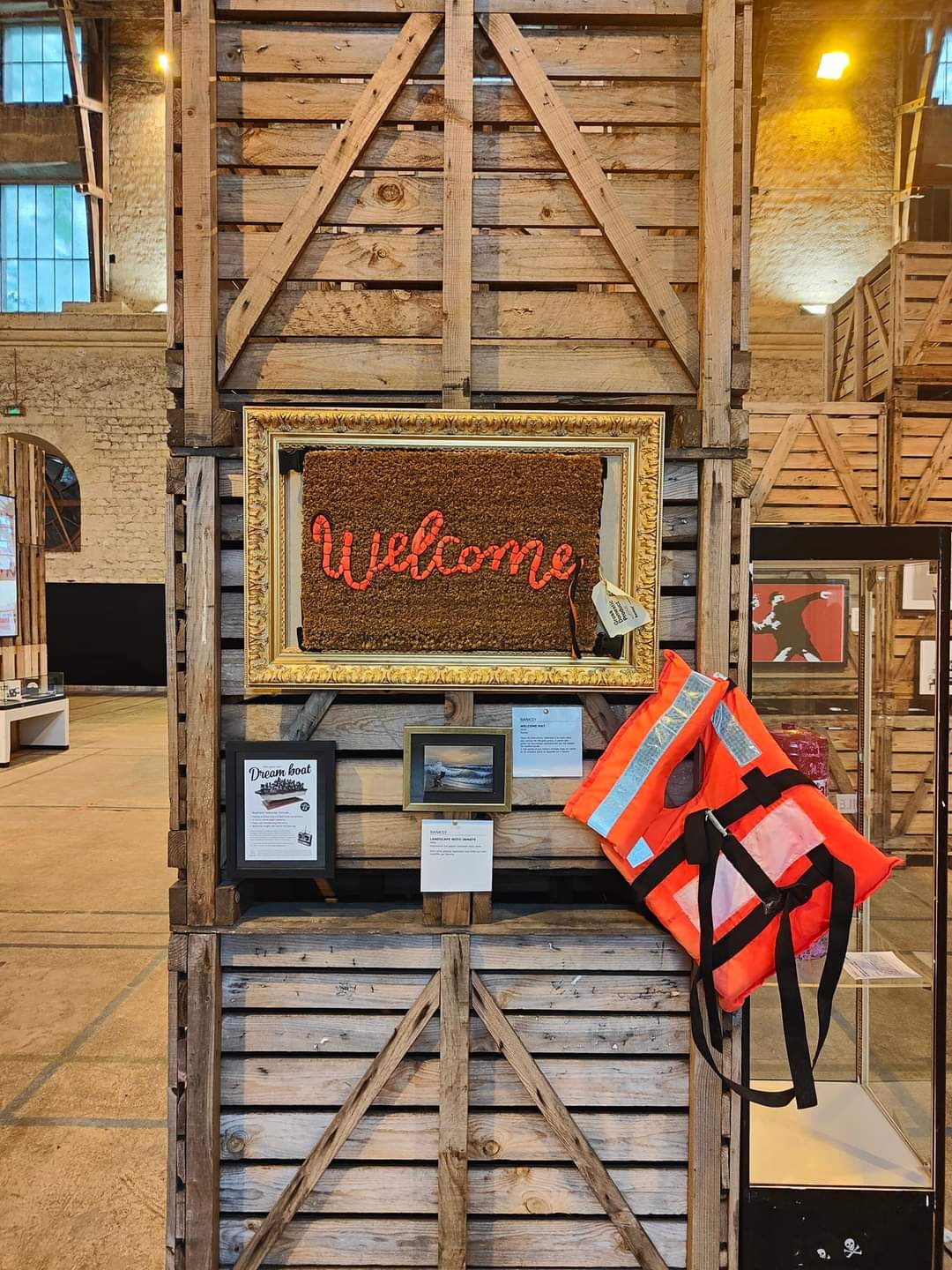 Installation der Banksy Modeste Collection mit Rettungsweste