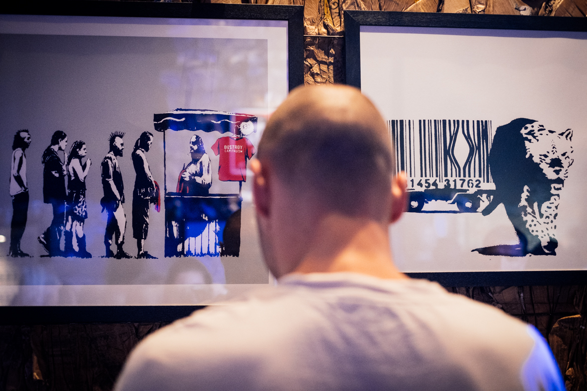 Besucher vor Banksy-Werken der Ausstellung