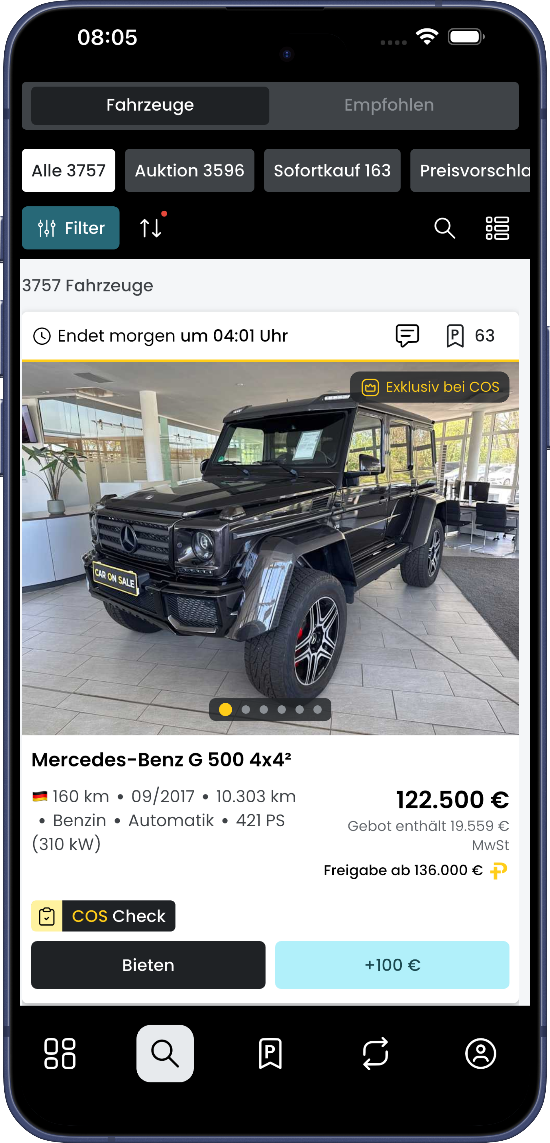 Czarny Mercedes-Benz G 500 4x4² w salonie, wystawiony na aukcję, która kończy się jutro, z ceną wywoławczą 122 500 euro.