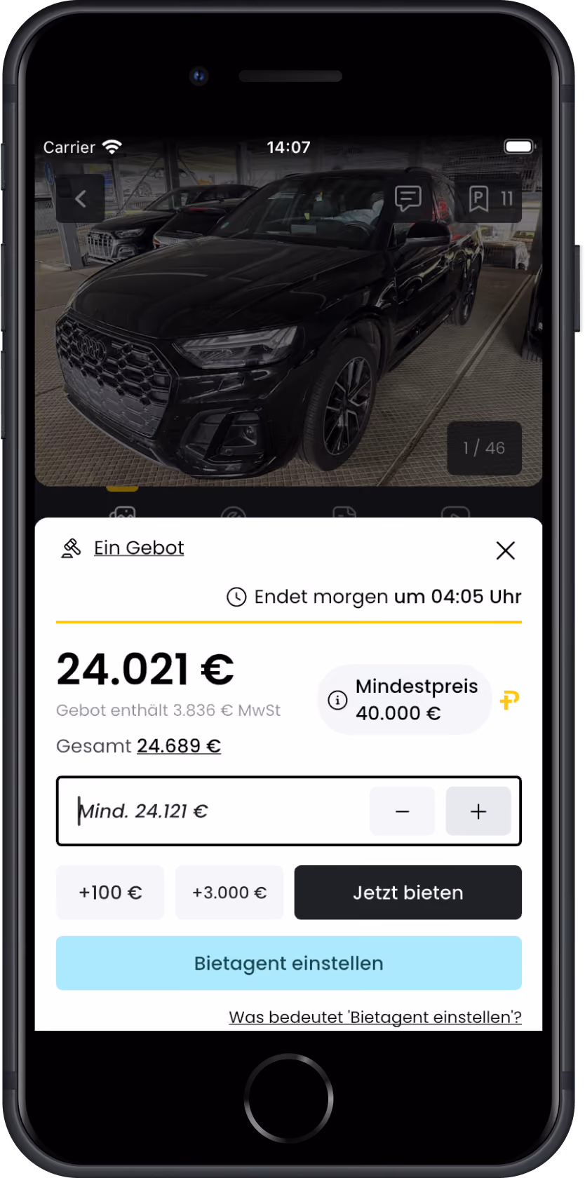 Ekran aplikacji mobilnej przedstawiający aukcję czarnego SUV-a marki Audi wraz z aktualną ofertą i informacjami o cenie minimalnej.