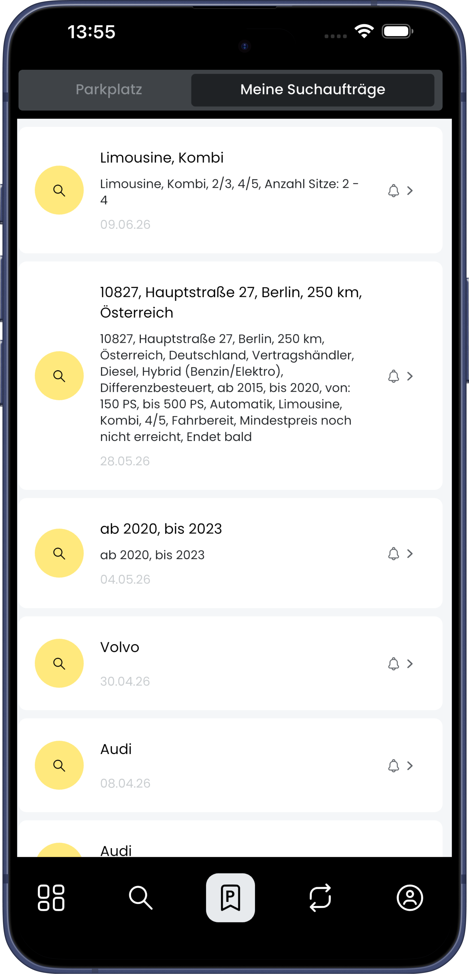 Ekran smartfona przedstawiający wyniki wyszukiwania samochodów, takich jak Limousine Kombi, Volvo, Audi, wraz ze szczegółowymi informacjami i datami.