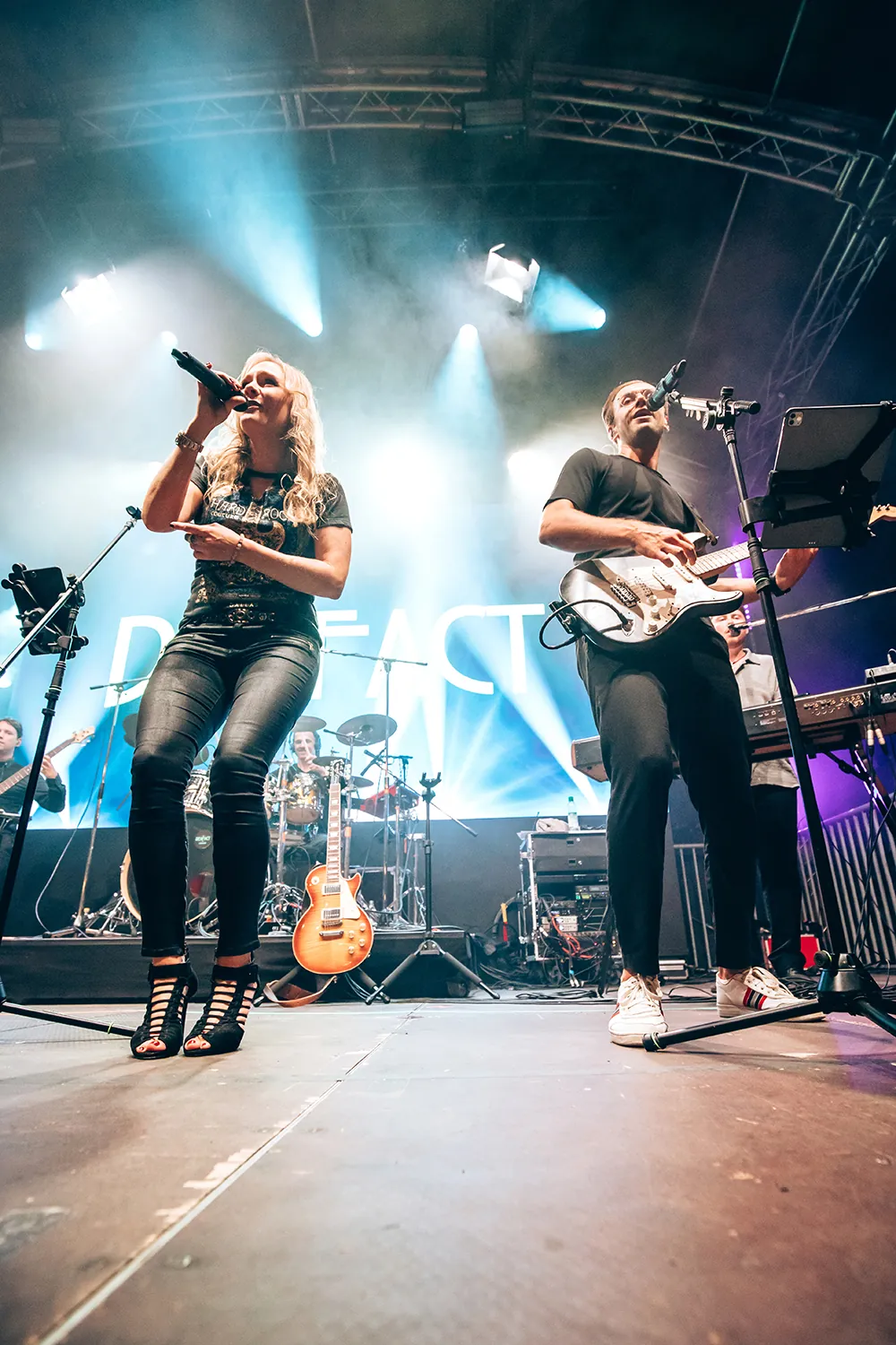 Sängerin und Gitarrist von DEAFACT auf Bühne – Hochzeitsband Regensburg