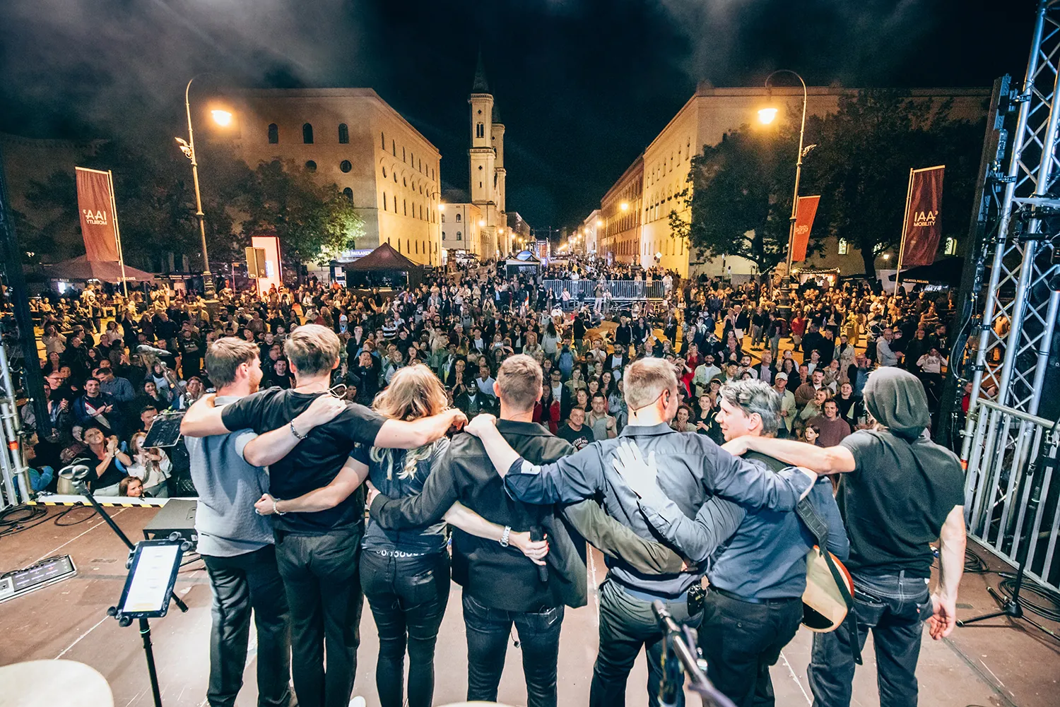 DEAFACT Coverband Bayern – alle 7 Musiker auf großer Bühne vor tausenden Zushörern