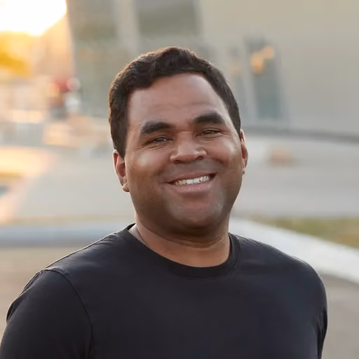 Luis Morales headshot