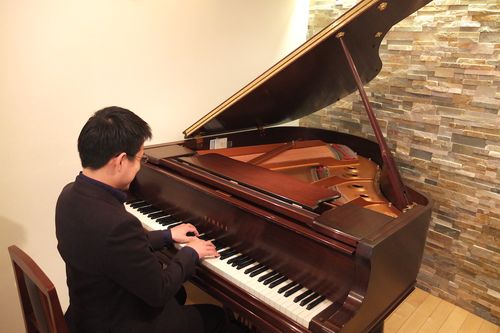 自宅スタジオにてピアノ演奏中