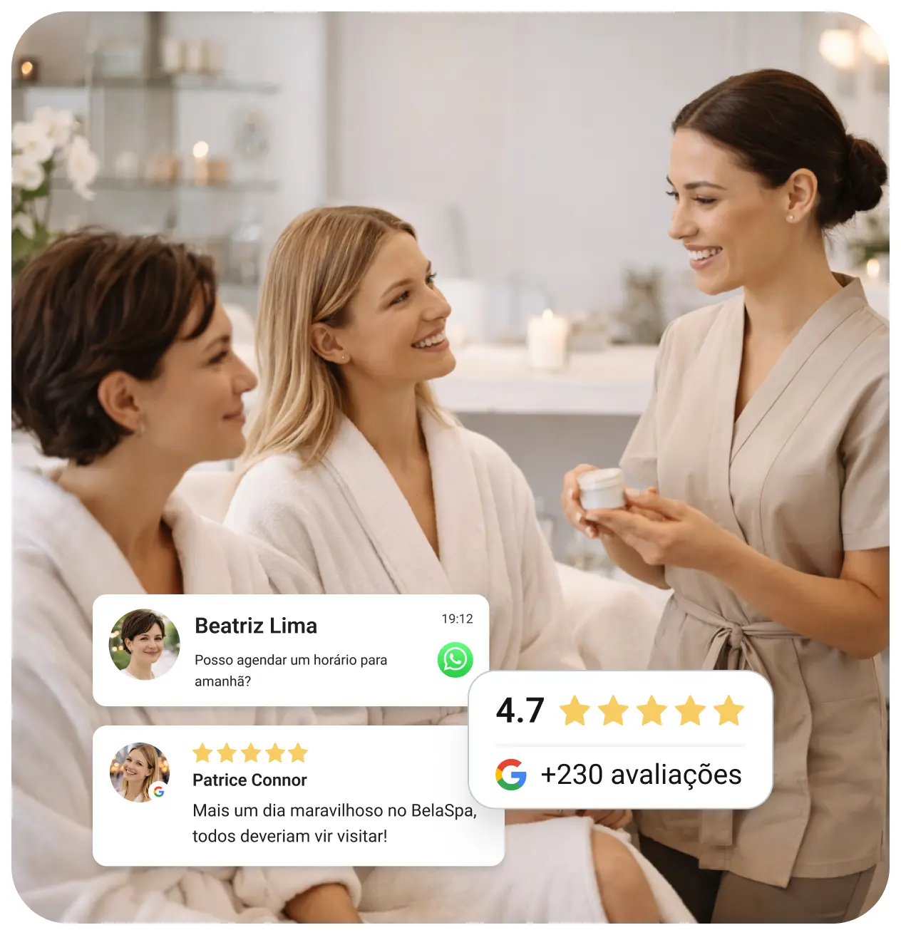 Duas mulheres de roupão branco sorrindo para uma terapeuta de spa que segura um produto de cuidados com a pele em um ambiente de spa iluminado.