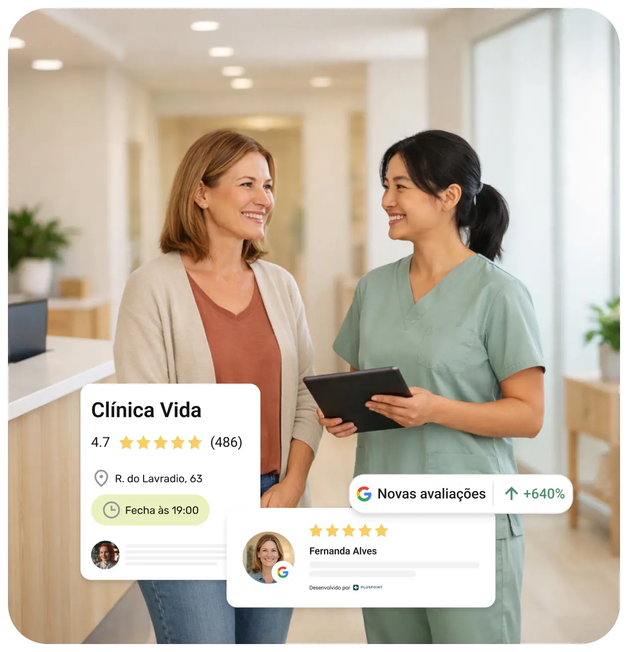 Duas mulheres sorrindo e conversando no lobby de uma clínica, uma com roupas casuais e a outra com uniforme médico segurando um tablet, com sobreposições de avaliações e classificações positivas da área da saúde.