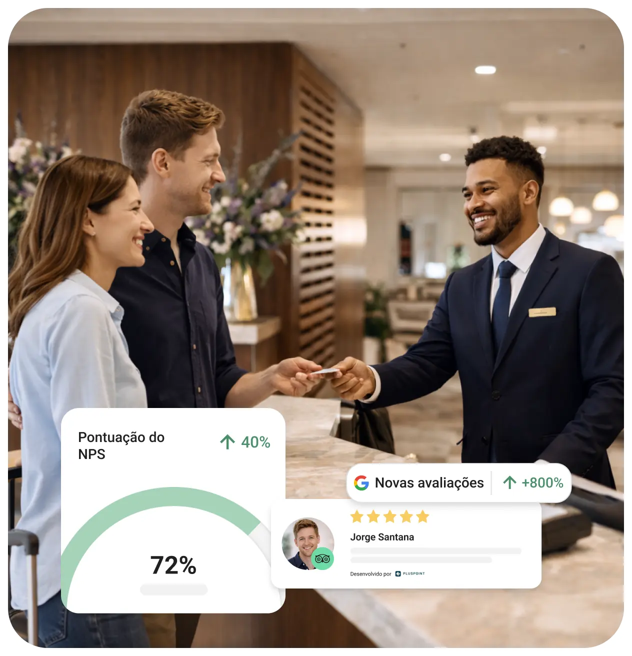 Recepcionista de hotel sorridente entregando um cartão a um casal no balcão de atendimento em um lobby moderno.